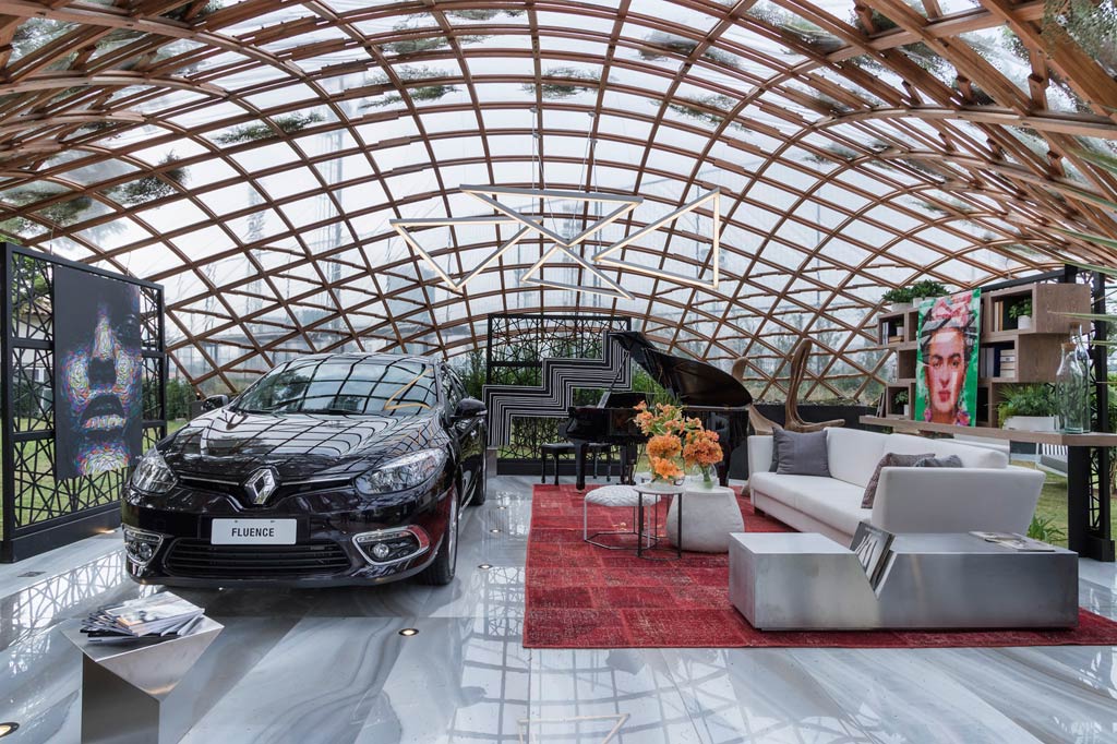 Para revestir o piso desta garagem, que também é um agradável lounge, a arquiteta optou por um porcelanato de alta resistência que imita pedra. Neste projeto, a sofisticação convive bem com o jeito descolado de usar um espaço que serviria apenas como estacionamento.