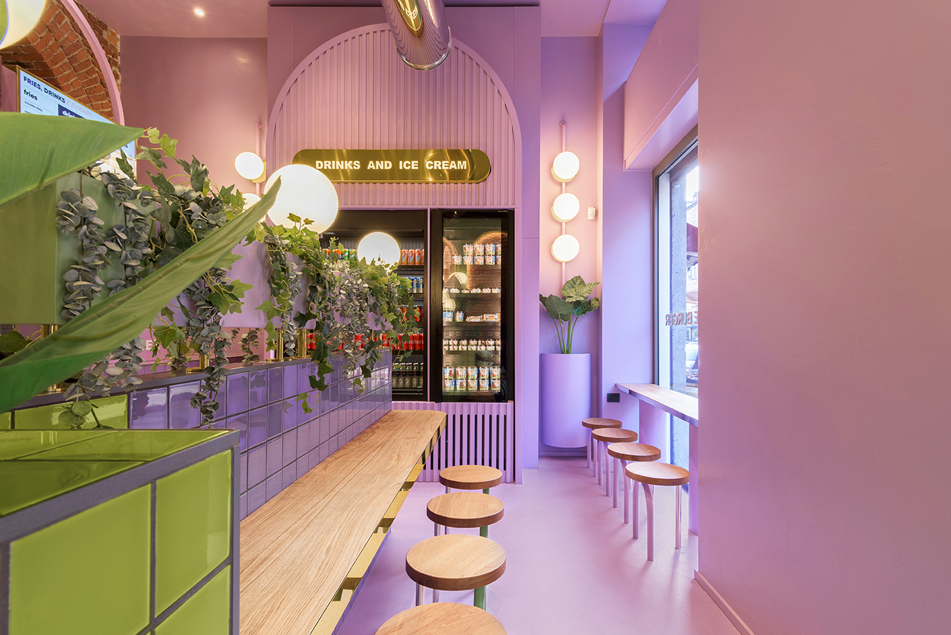 Restaurante em Milão mescla verde, roxo e tijolos na decoração