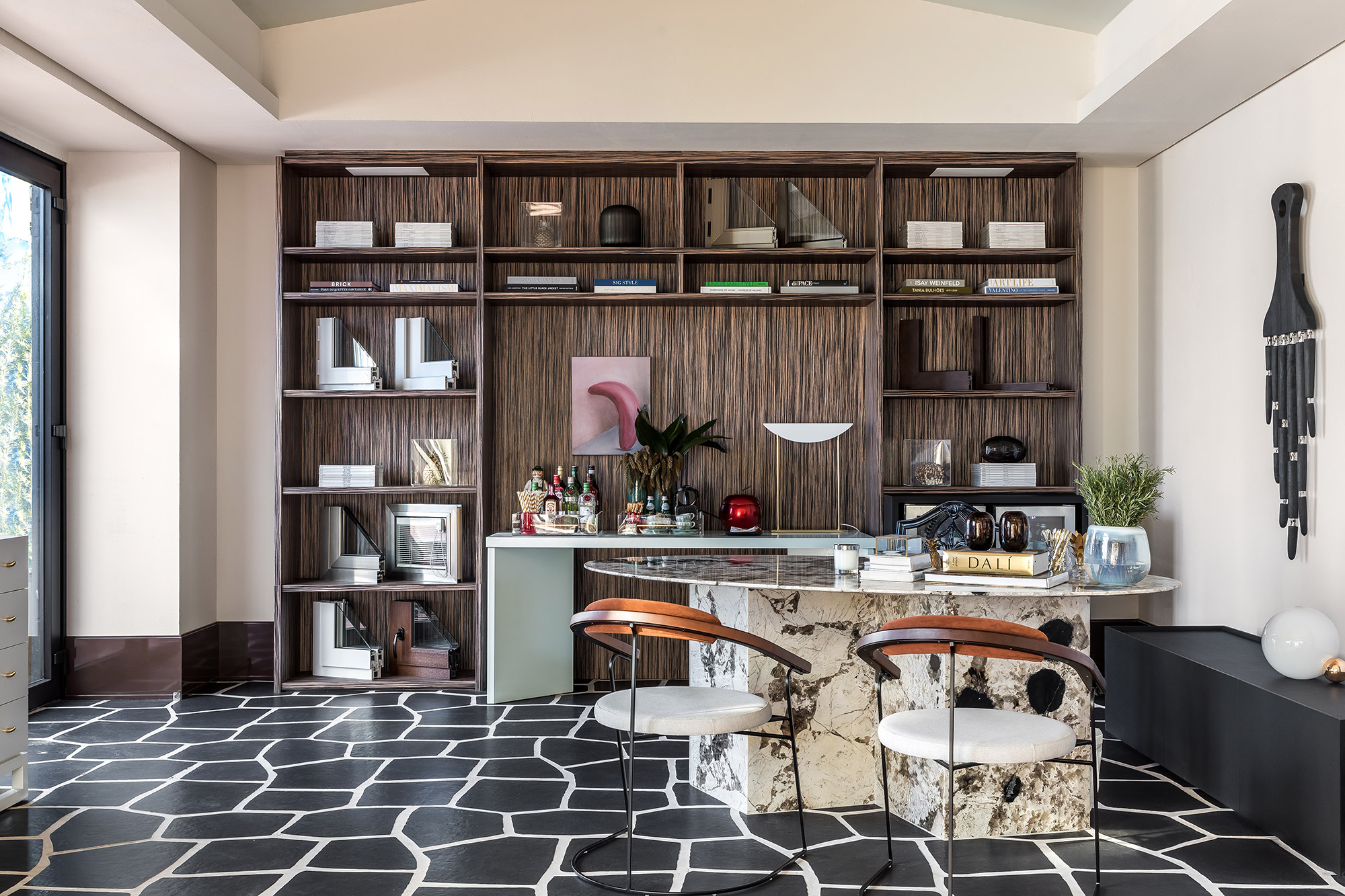 Gabinete Gustavo Scaramella CASACOR Paraná escritório mesa estante madeira livros decoração design
