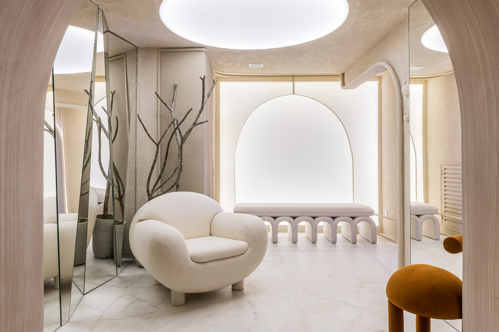 carolina scarpello espaco verso casacor sao paulo 2022 banheiro decor mostra poltrona banco espelho