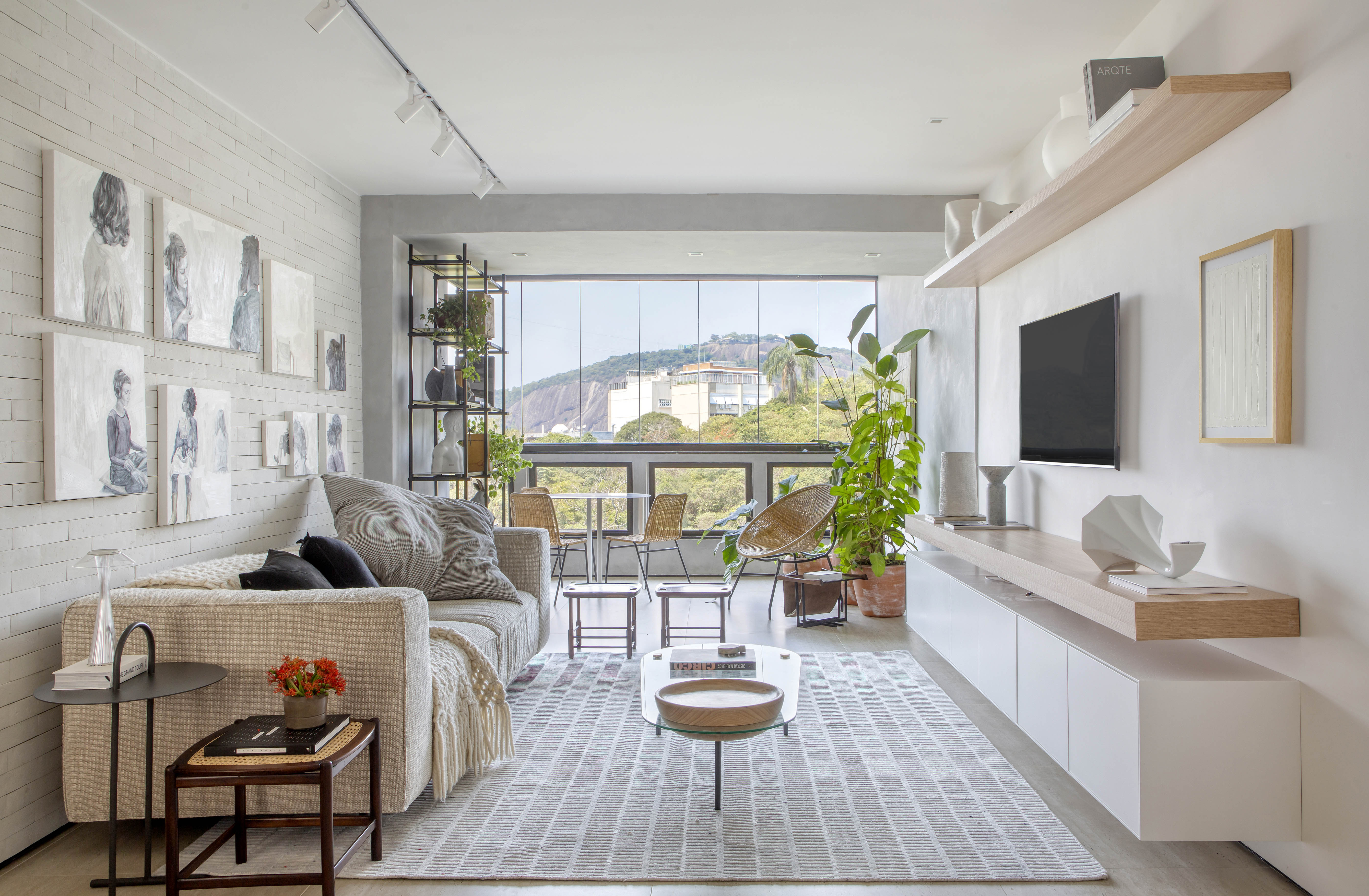 Apartamento de 126 m² possui vista para o Pão de Açúcar. Projeto de João Panaggio. Sala de jantar, estar e varanda.