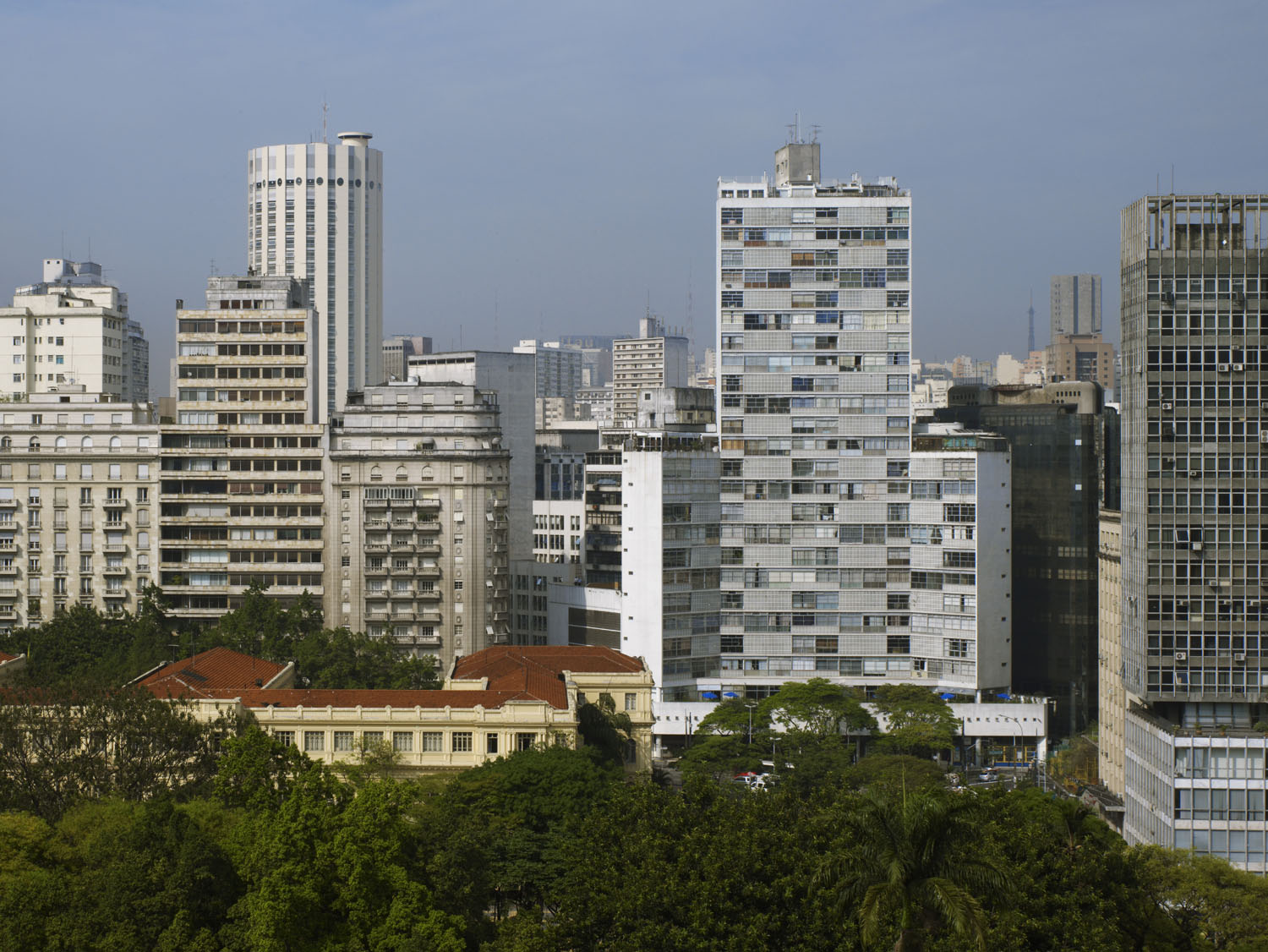 Edifício Eiffel projetado por Oscar Niemeyer no Centro de São Paulo.
