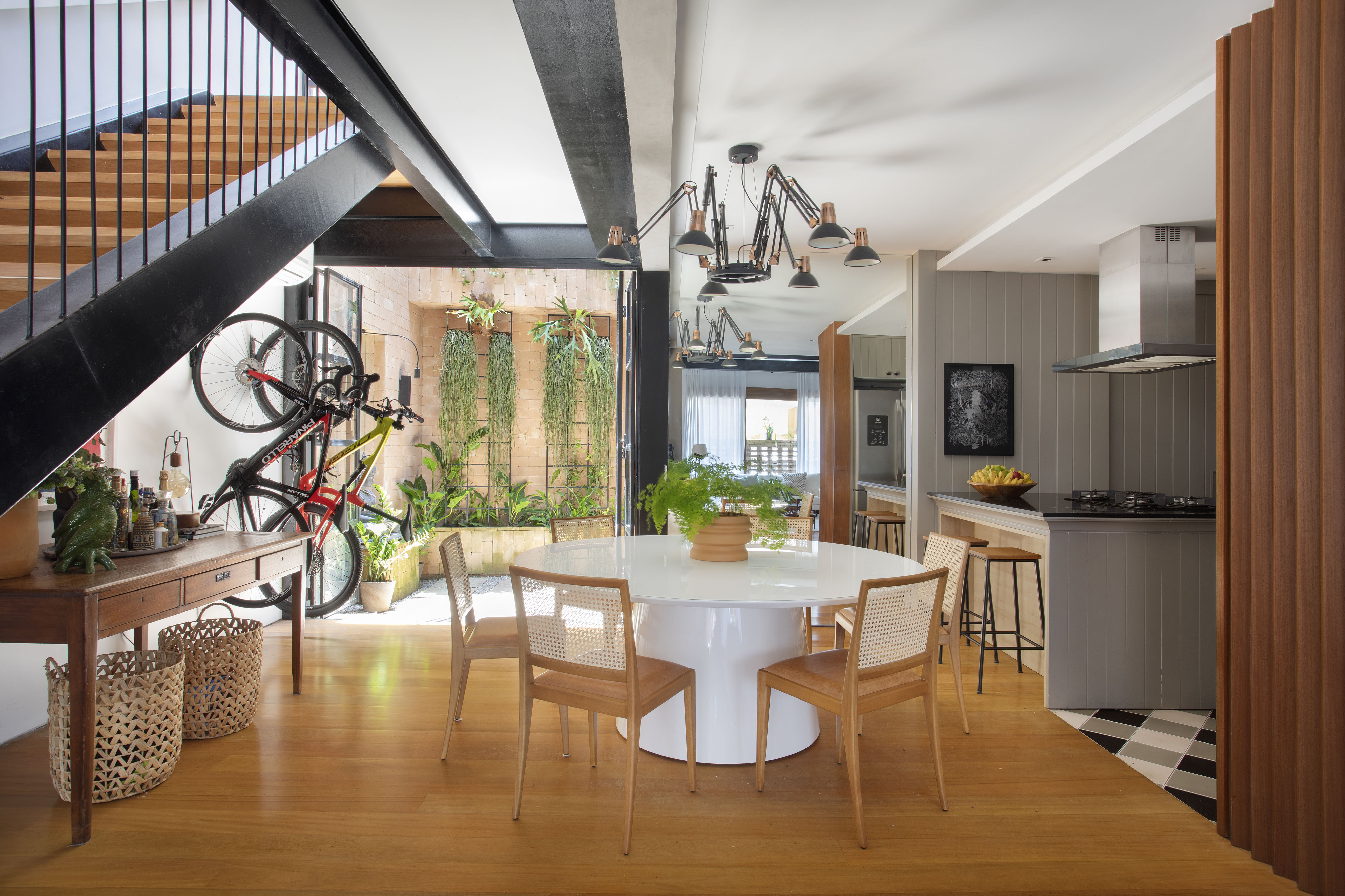 Casa vila Escala Arquitetura Rio de Janeiro reforma arquitetura cozinha sala de jantar mesa cadeira escada