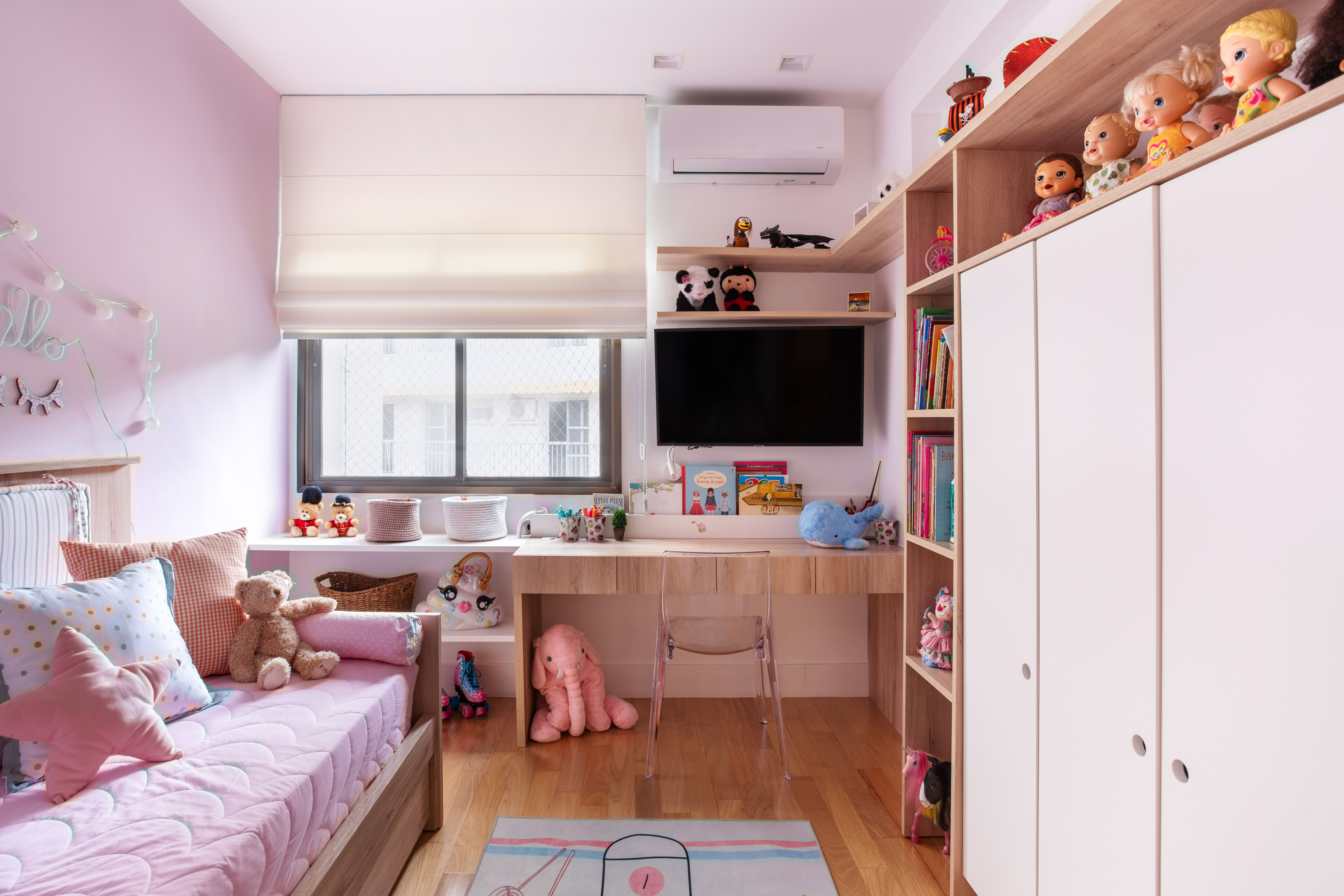 Apartamento 230 m² cara de casa para a família carioca. Ricardo Melo Rodrigo Passos decoracao casacor rio de janeiro quarto crianca escrivaninha infantil rosa tv