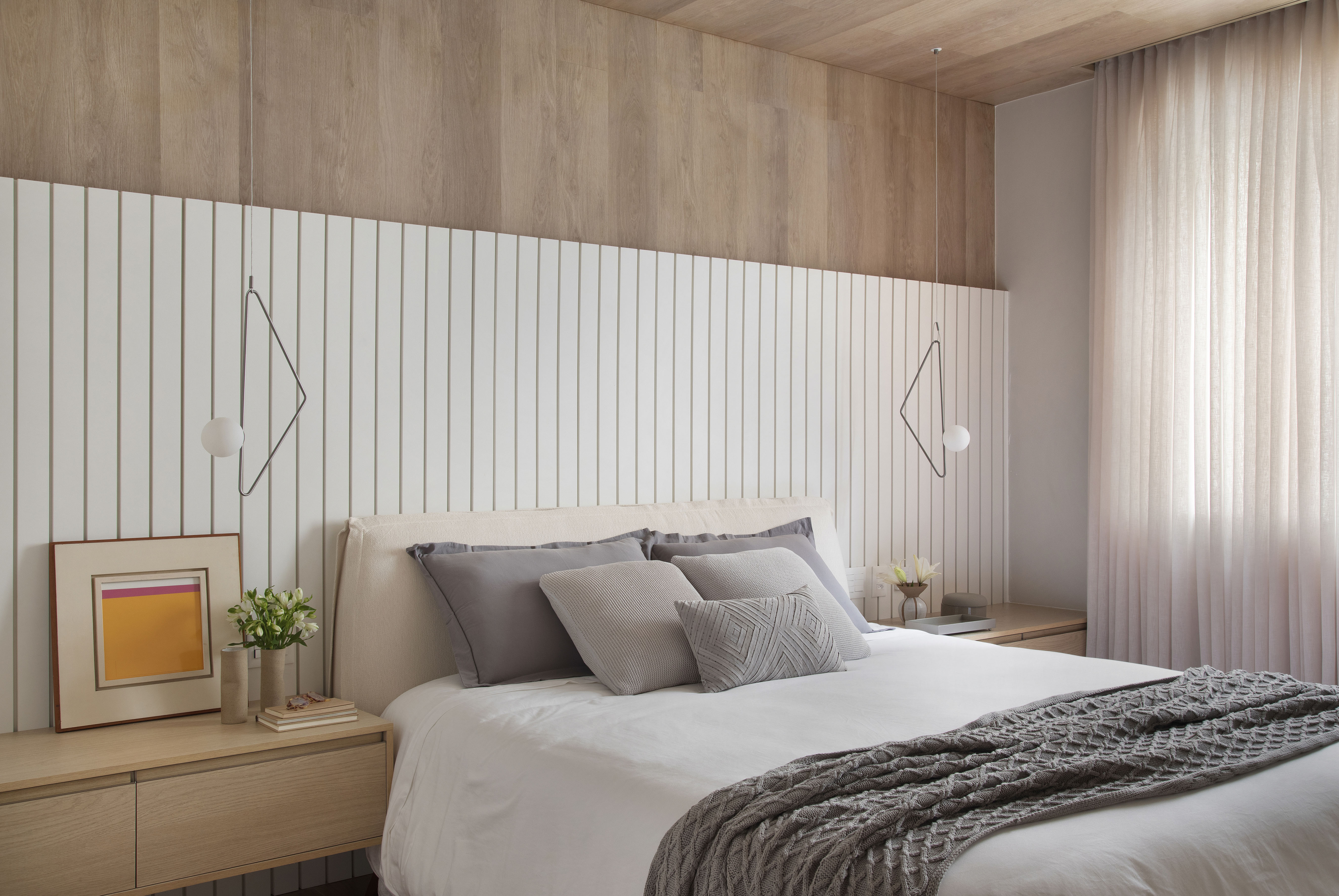 Apê 160 m2 cara de casa paleta verde rosa néons up3 arquitetura decoração sala quarto cama cabeceira cortina