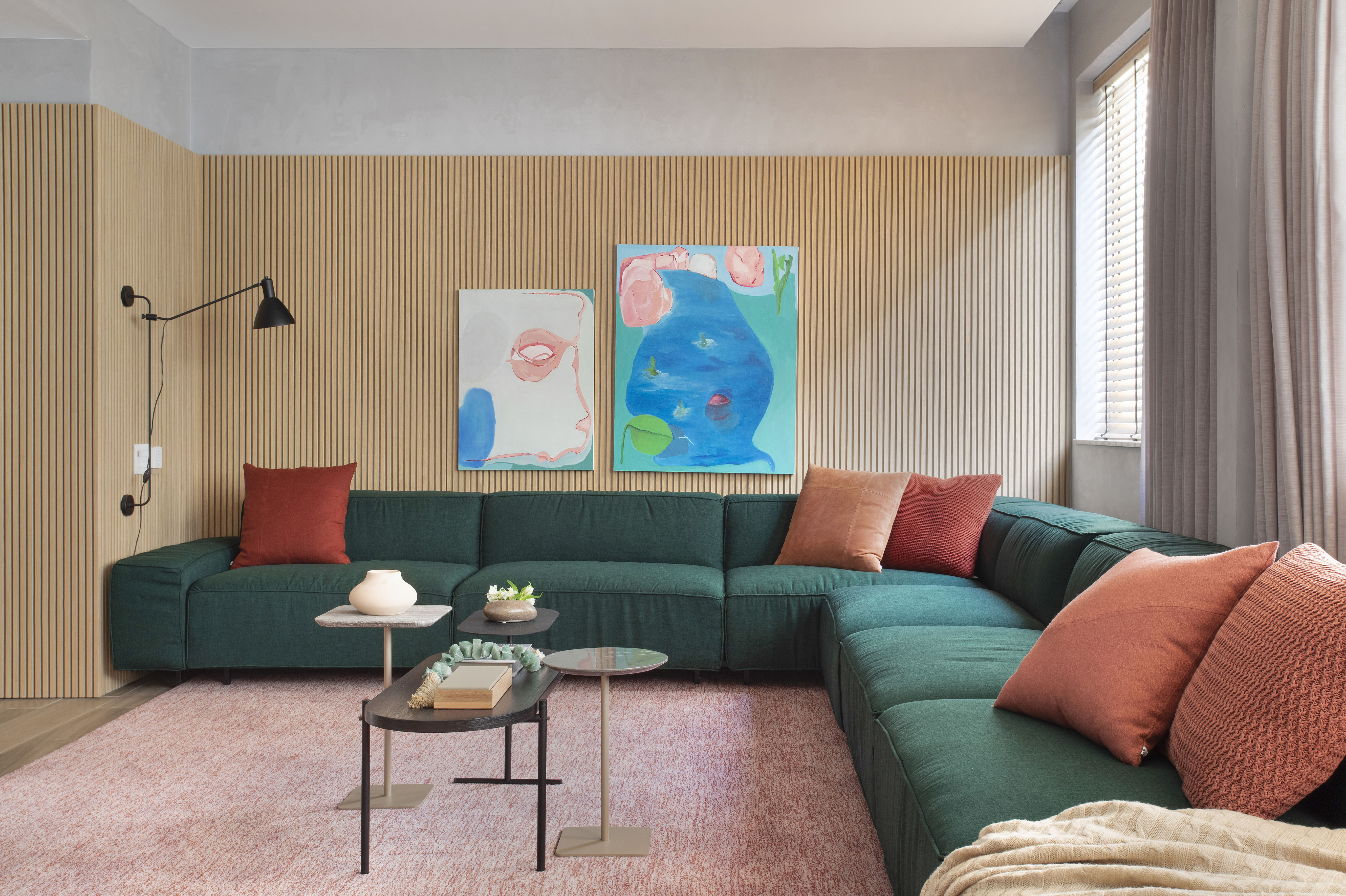 Apê 160 m2 cara de casa paleta verde rosa néons up3 arquitetura decoração sala sala estar sofa ripado tapete mesa quadro cortina