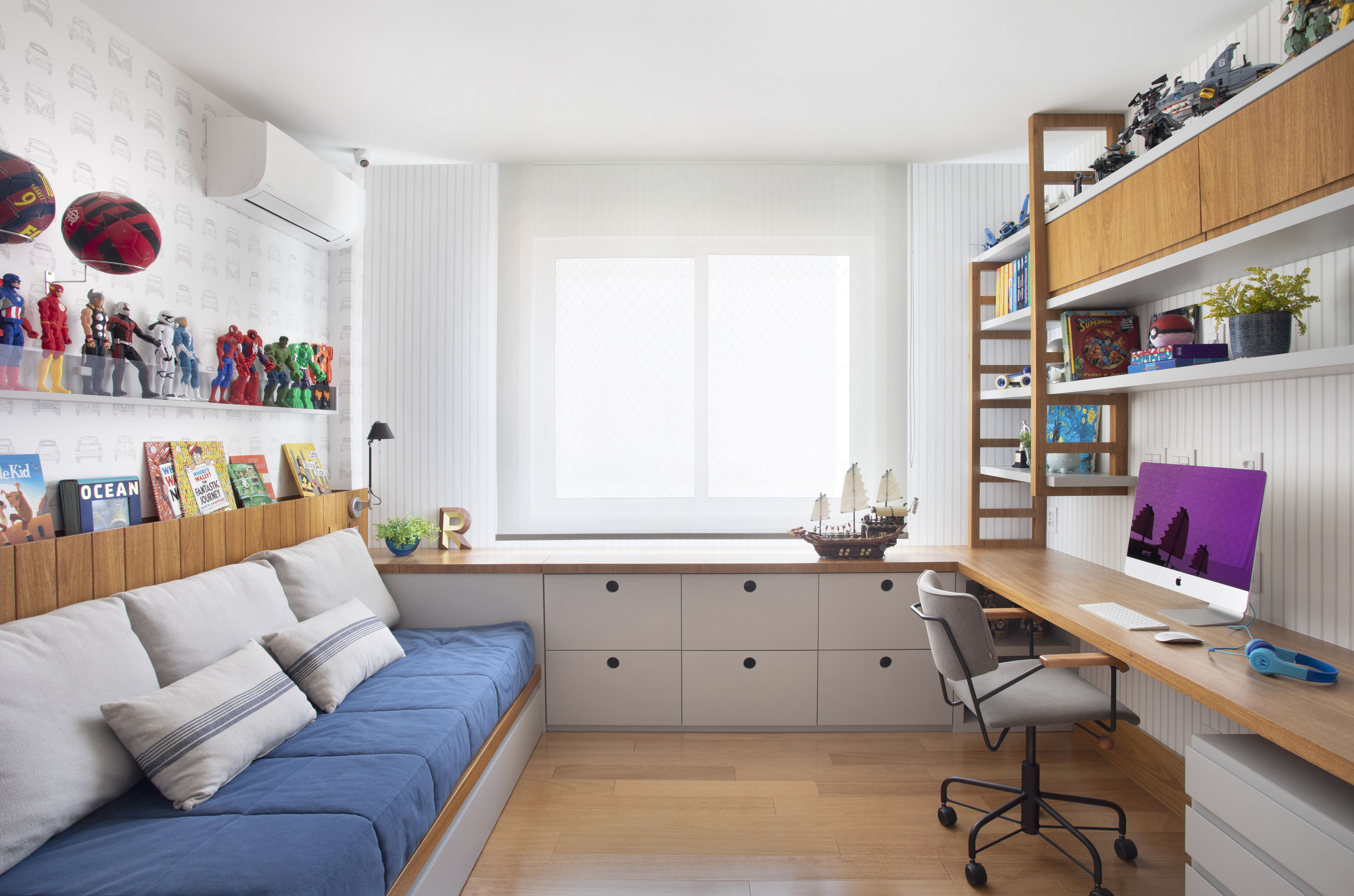 Grande adega marcenaria multiuso apê 230 m² Studio 021 Arquitetura decoração quarto menino cama canto estudos marcenaria