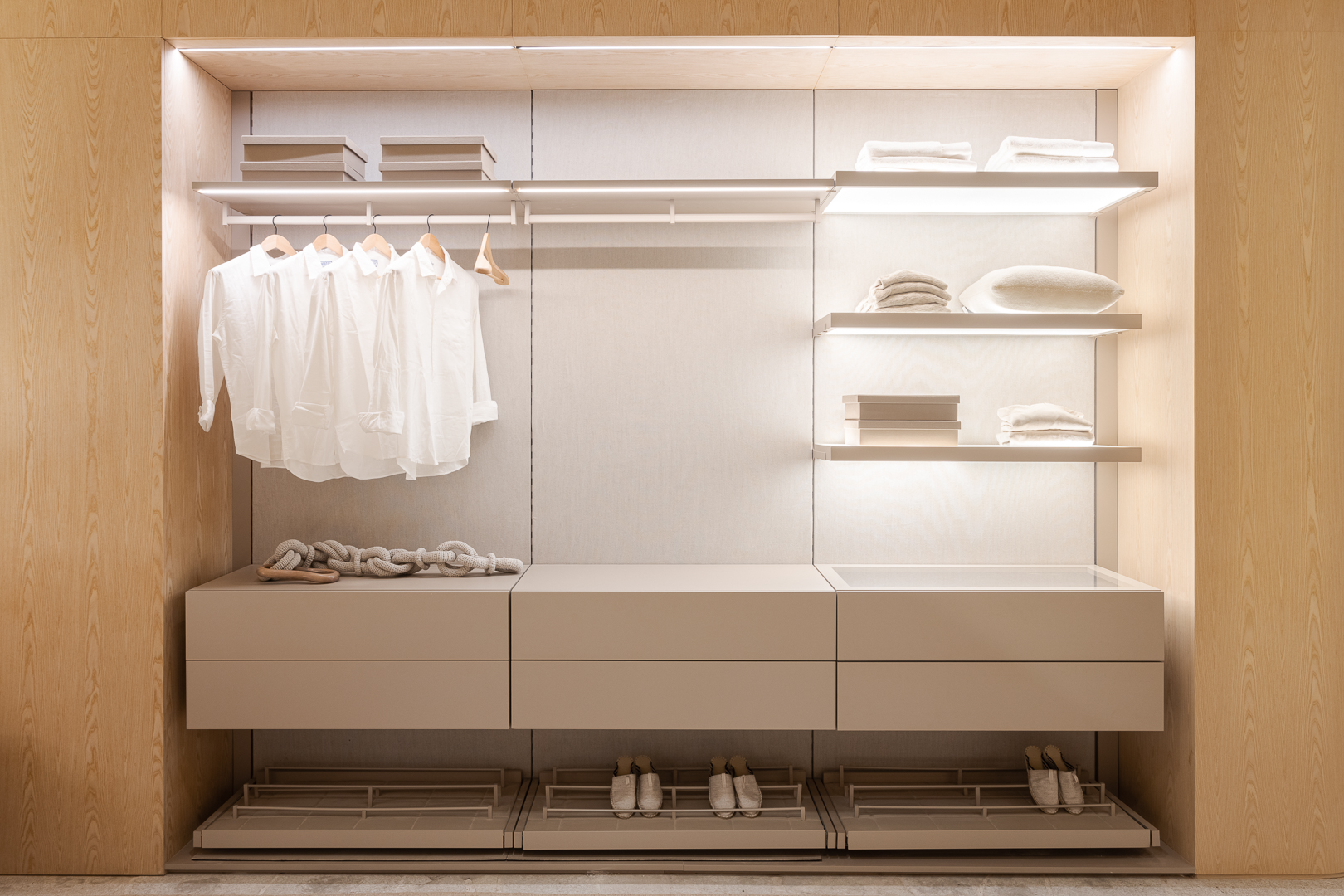 Figueiredo Fischer Arquitetos - Casa Lider. Projeto da CASACOR São Paulo 2023. na foto, closet iluminado no quarto.
