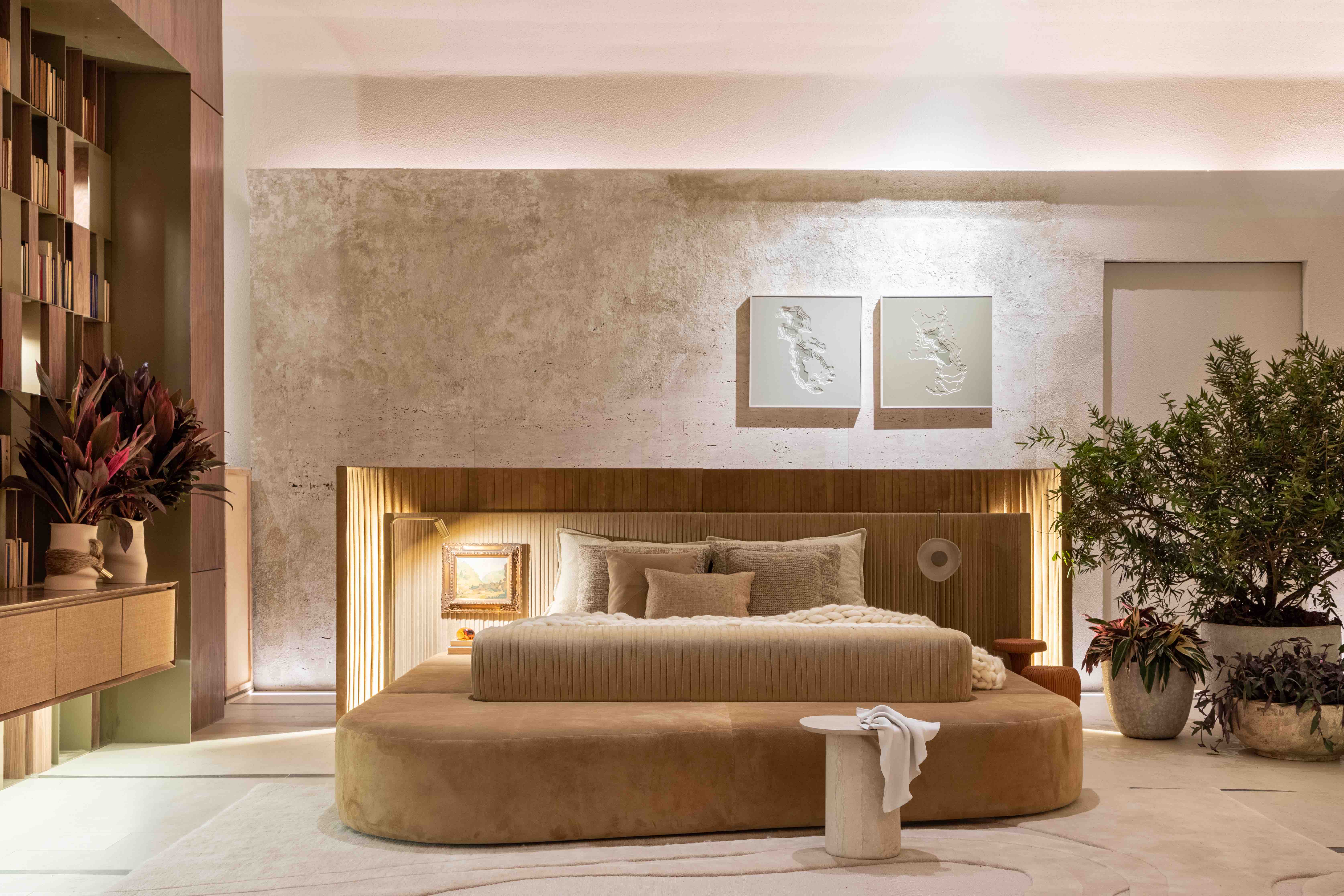 Suite Arquitetos - Casa Kraftizen Cosentino. Projeto da CASACOR São Paulo 2023. Na foto, quarto com cama, cabeceira curva e luminária de piso.