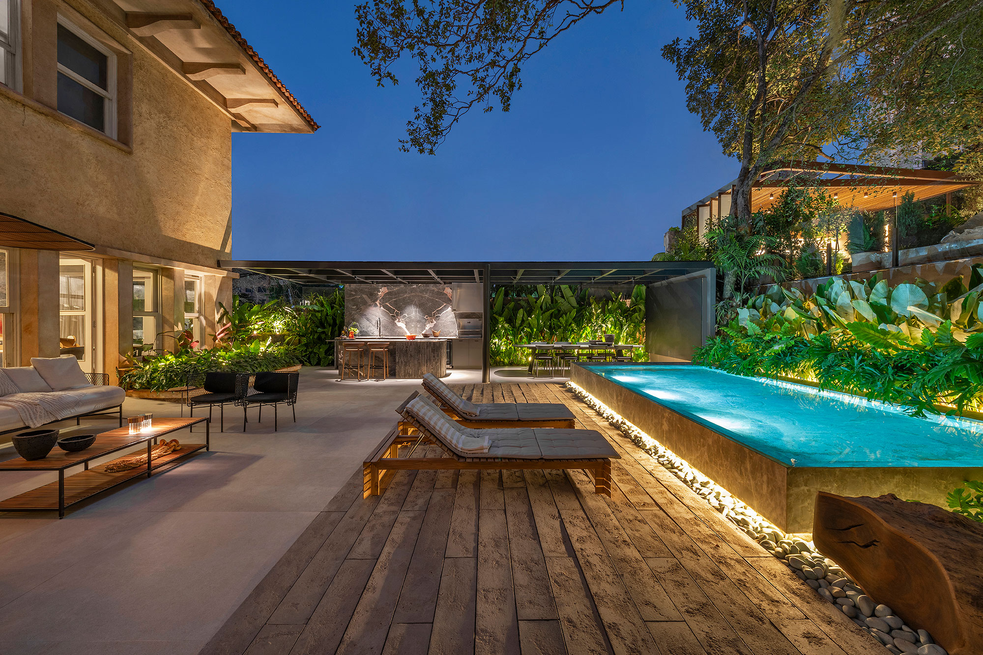 Estela Netto Arquitetura - Tributo aos 20. Projeto da CASACOR Minas Gerais 2023. Na foto, área externa com piscina, jardim, deque e sofás.