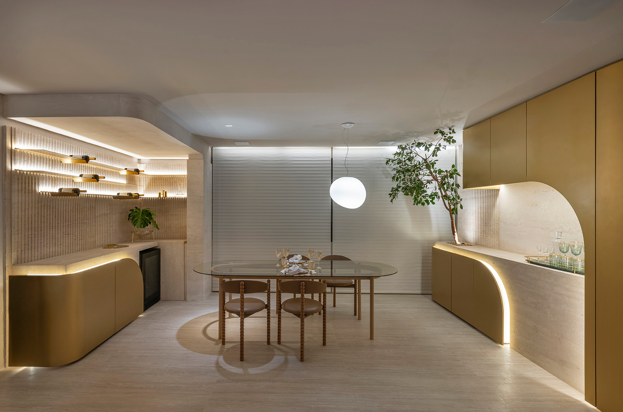 Renata Machado e André Magalhães Arquitetura e Design - Sala e lavabo do apartamento. Projeto da CASACOR Minas Gerais 2023. Na foto, sala de jantar com mesa de vidro, cortina e bar.