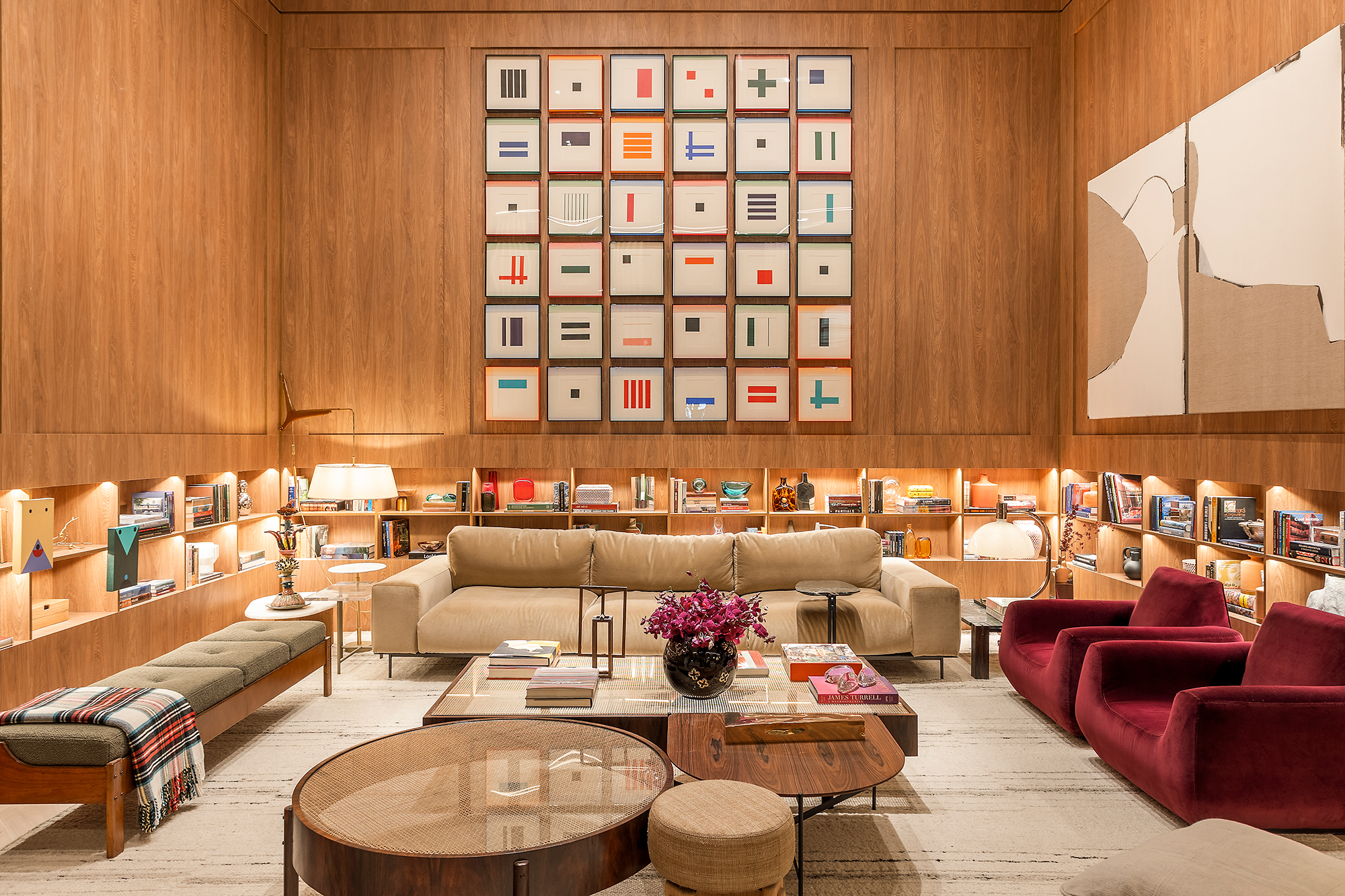 Painéis amadeirados criam conforto e aconchego neste loft de 270 m²