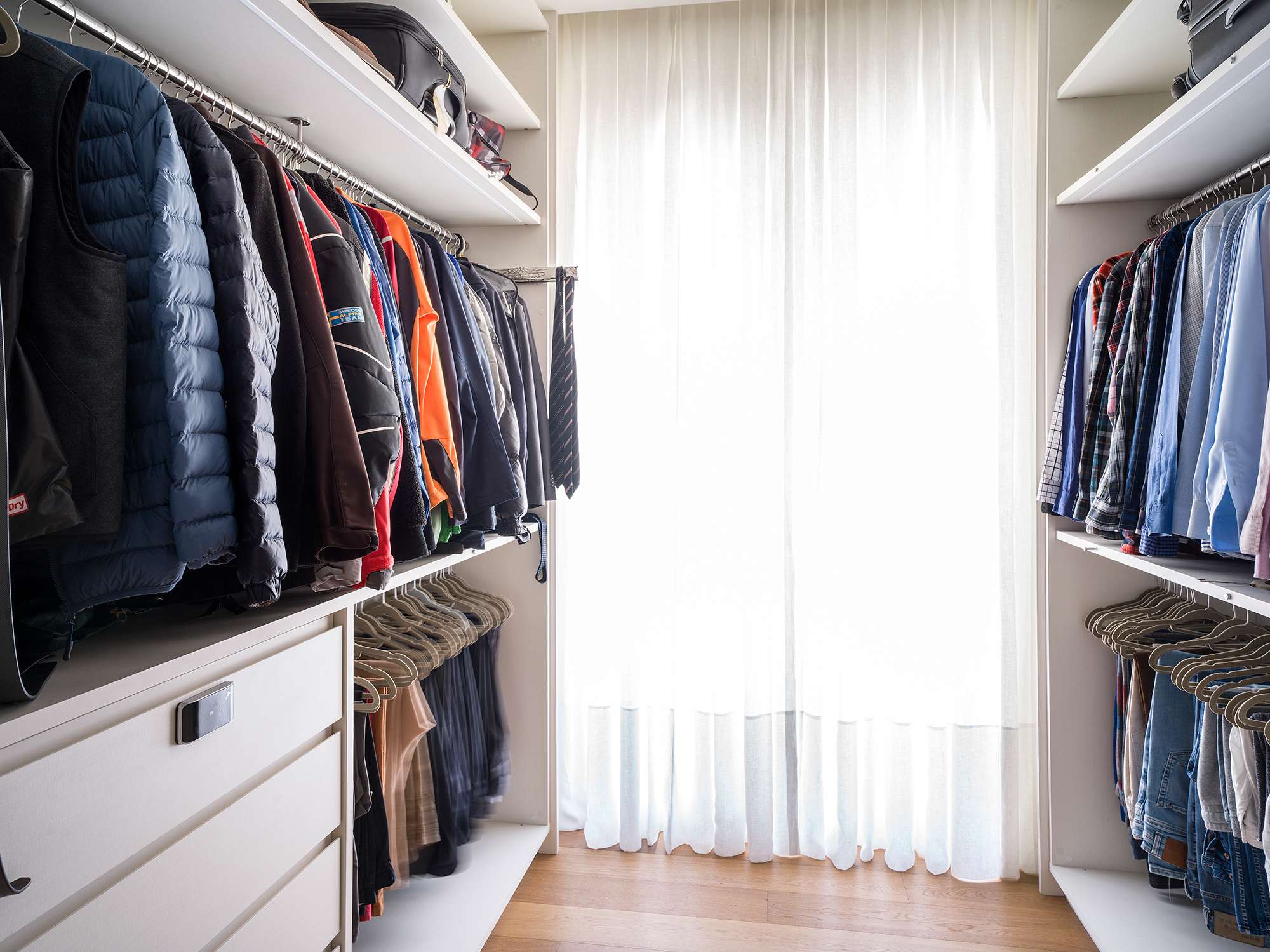 Paola Ribeiro assina apartamento de 810 m² repleto de arte. Na foto, closet com armário aberto.