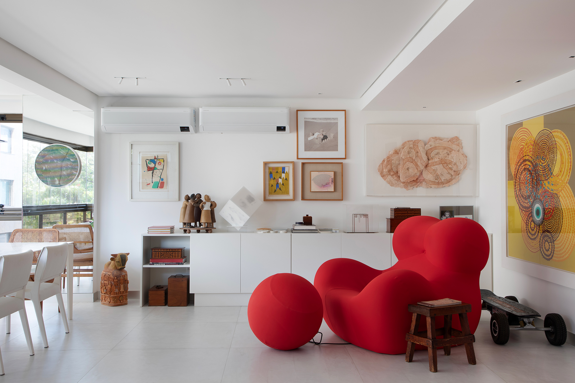 O apartamento da arquiteta Ana Moura, do elenco da CASACOR Pernambuco, possui um exemplar da famosa Poltrona "Up" de Gaetano Pesce.