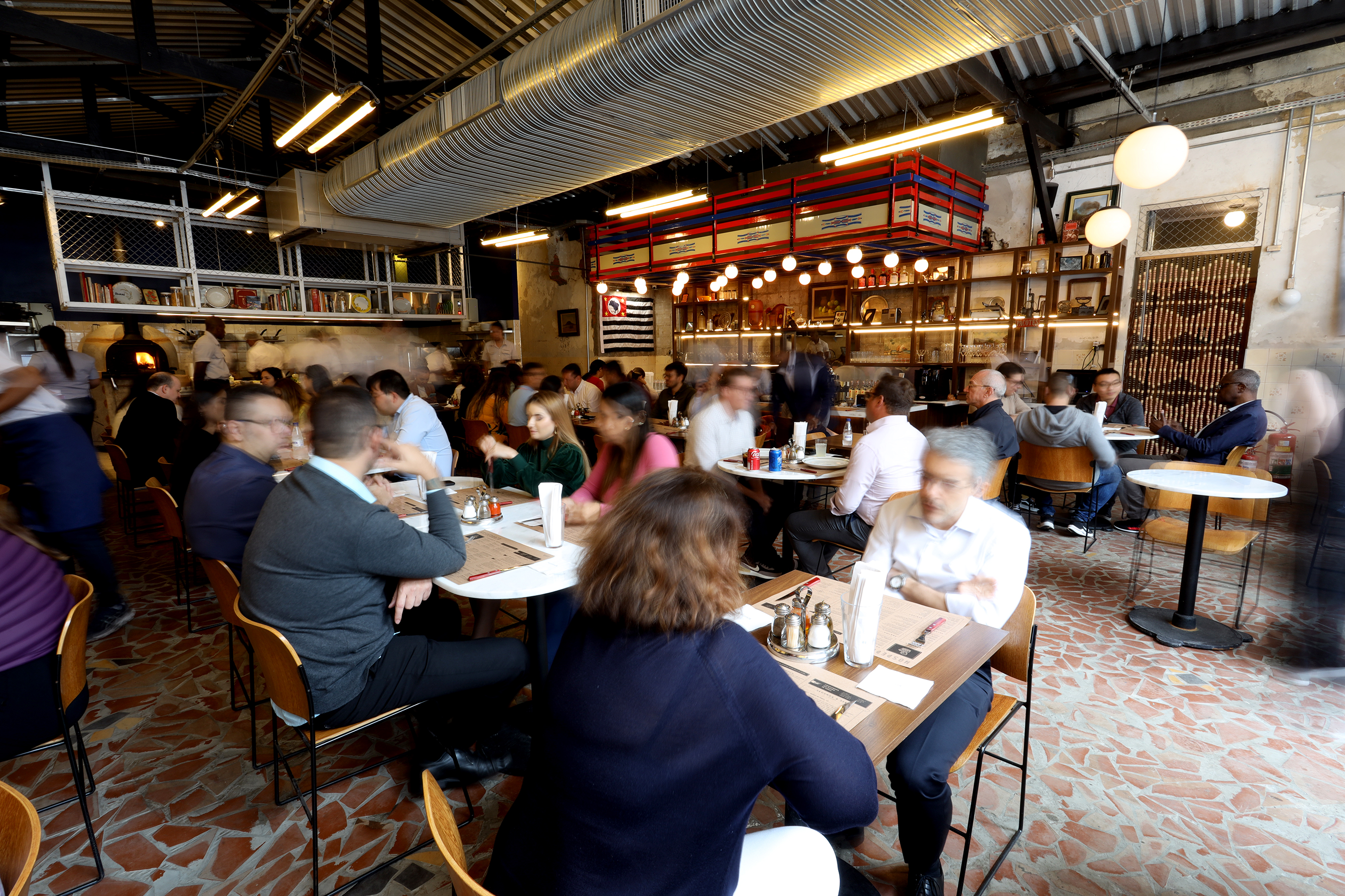 O restaurante Hospedaria apresenta um cardápio inspirado na cultura italiana.