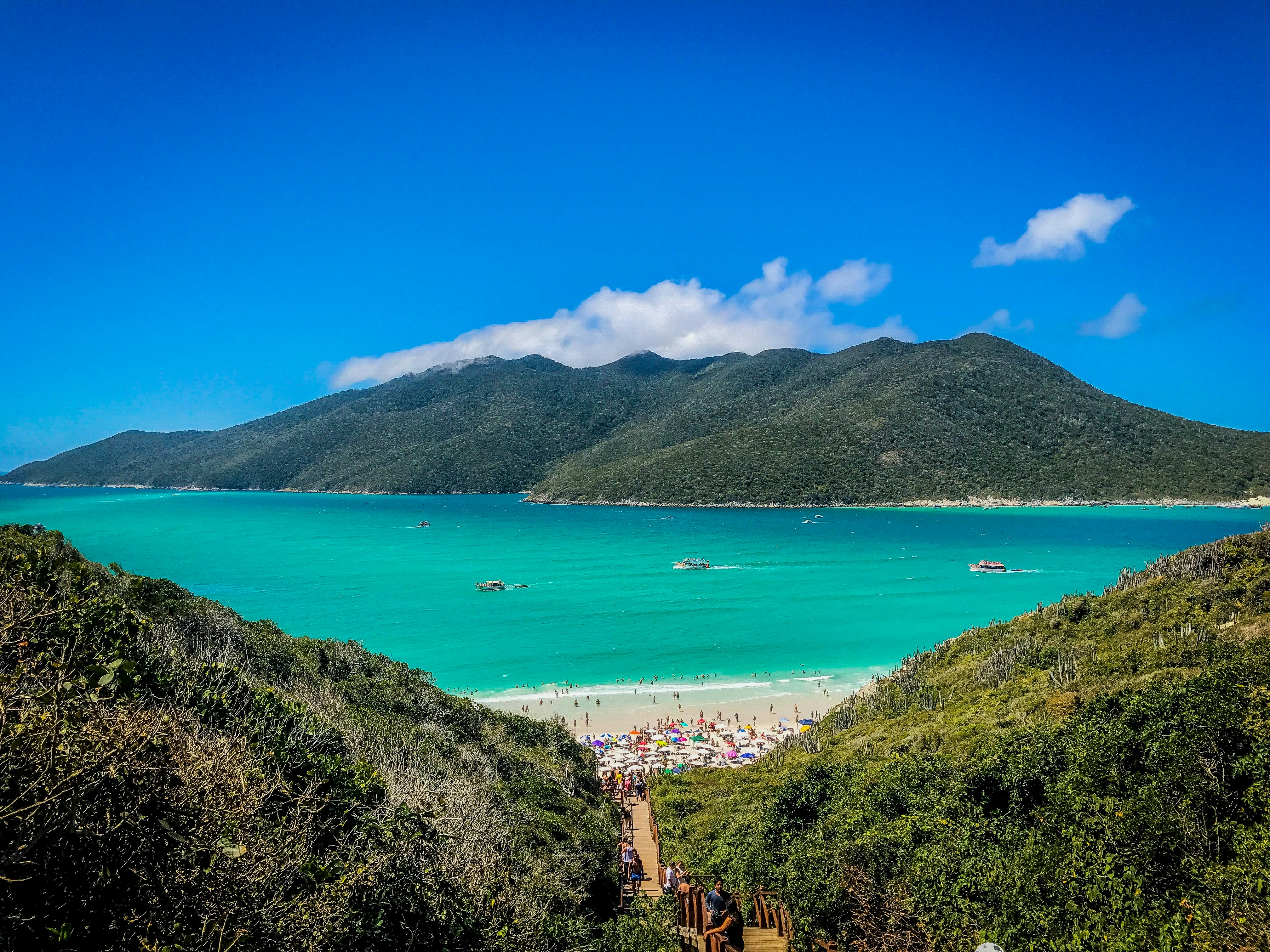 Arraial do Cabo, no Rio de Janeiro, à esquerda. Já Bahamas, no Caribe, à direita