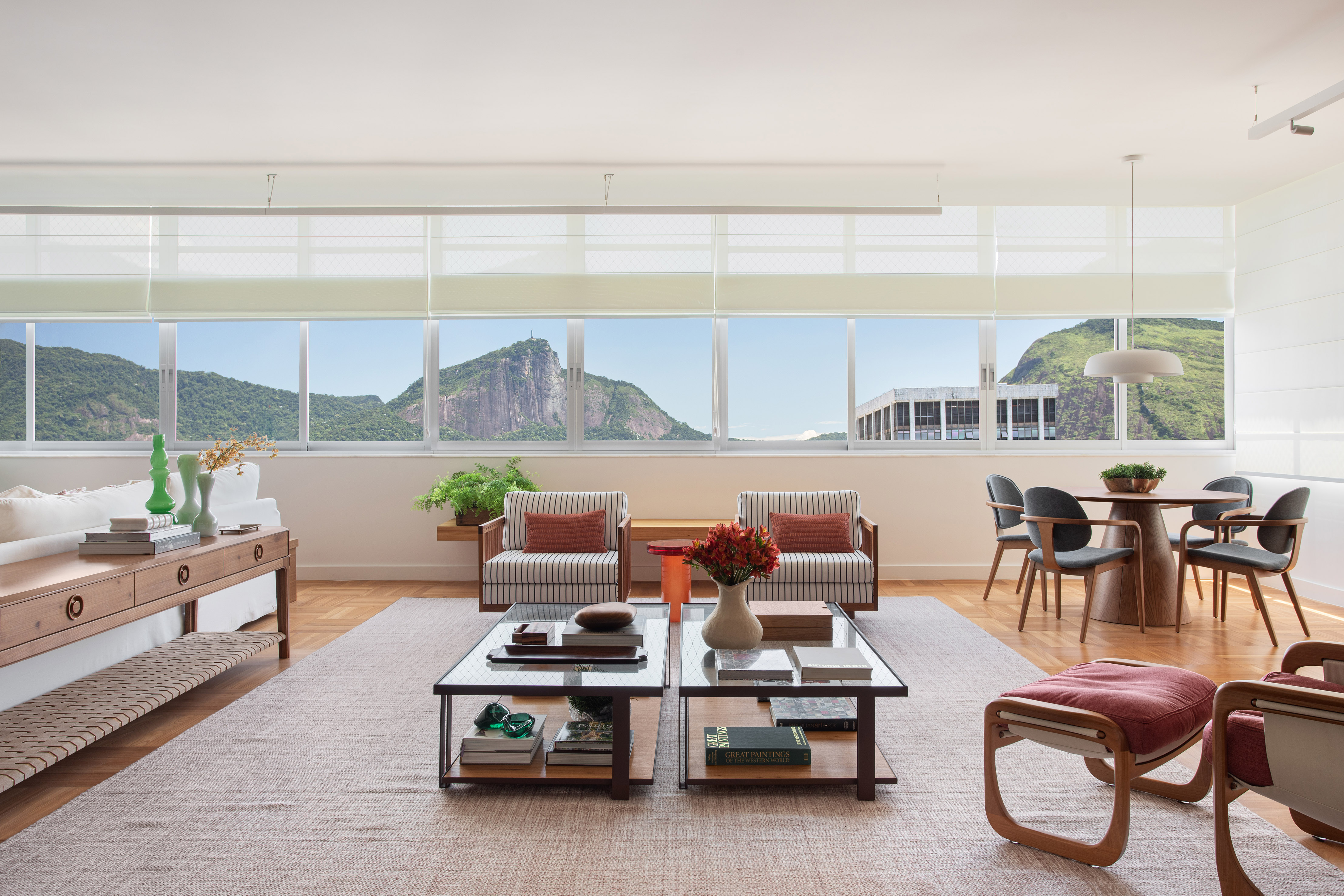 Marcenaria multifuncional caracteriza apartamento com vista para o Cristo. Projeto de Escala Arquitetura. Na foto, sala de estar com vista para o Pão de Açúcar.