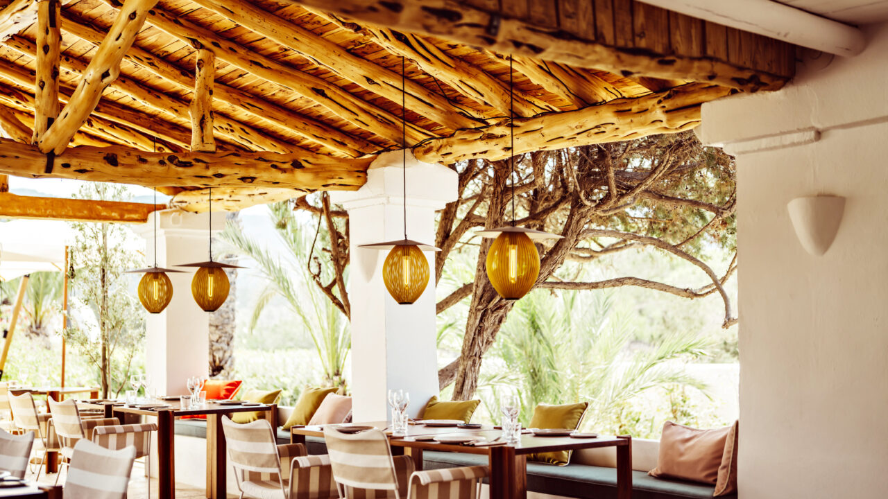 Hotel em Ibiza reabre com conceito “casa de praia” chique