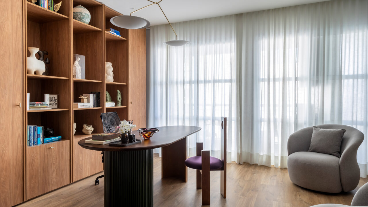 Ana Weege assina consultório psicológico com cara - e aconchego! - de casa. Na foto, sala de atendimento com sofá, poltronas e quadro.