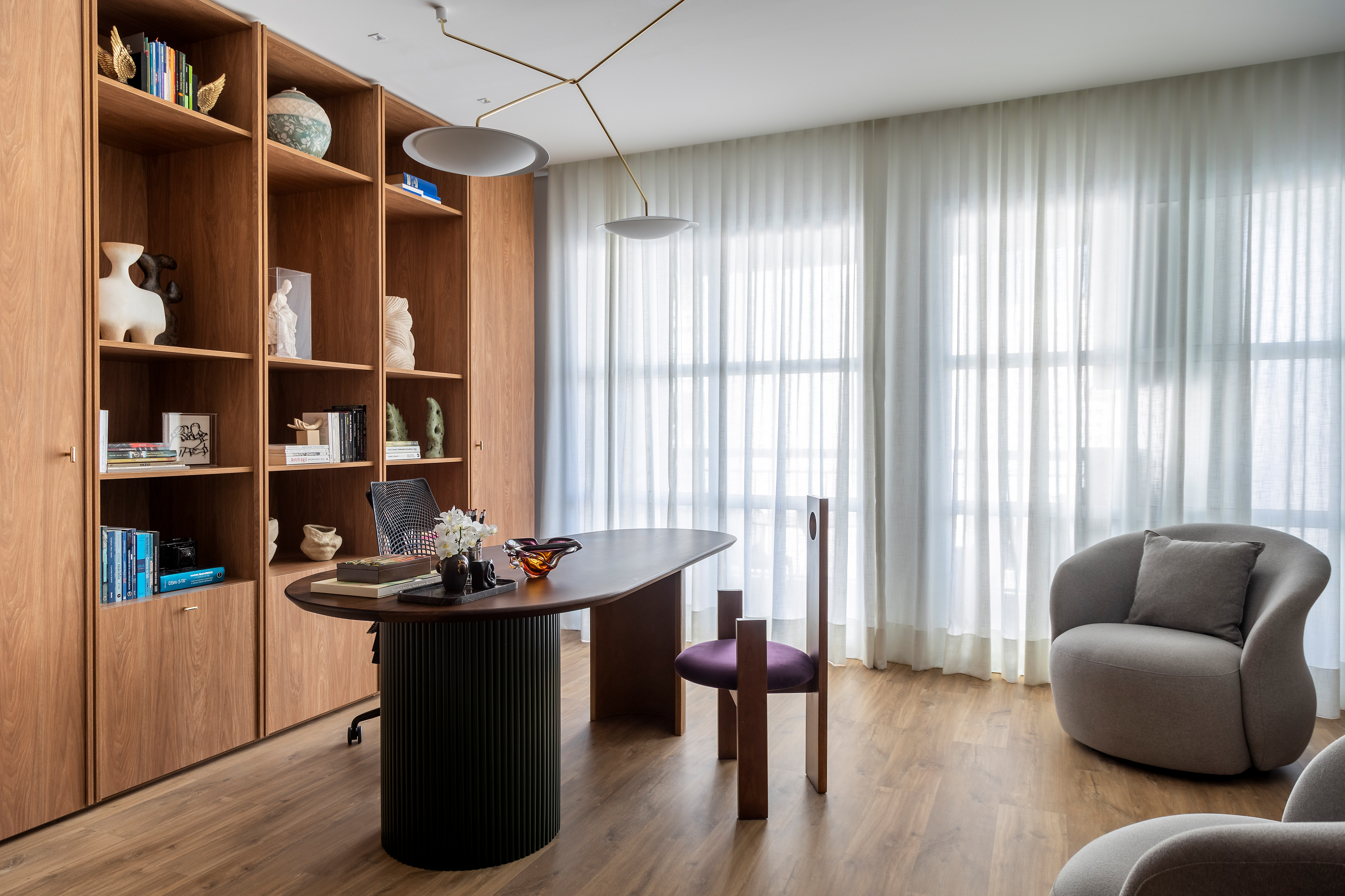 Ana Weege assina consultório psicológico com cara - e aconchego! - de casa. Na foto, sala de atendimento com sofá, poltronas e quadro.