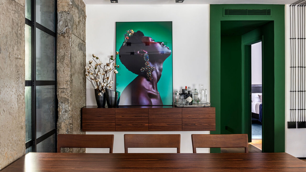 Janelas que parecem escotilhas e corredor verde marcam apê de 76 m². Projeto de Ticiane Lima. Na foto, sala de jantar com aparador e quadro.