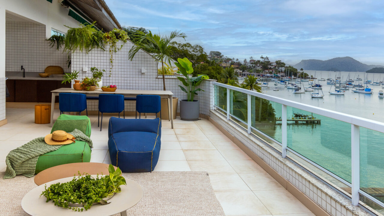 Paula Neder transforma cobertura em refúgio com vista para o mar. Na foto, terraço com vista para o mar e espaço gourmet.