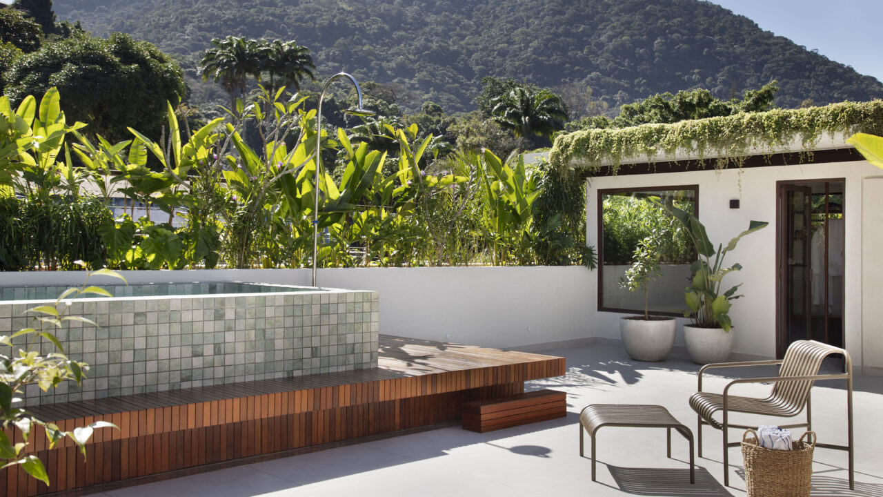 No Rio, Horto Girassol cria paisagismo que floresce o ano todo. Na foto, terraço com piscina e paisagismo.