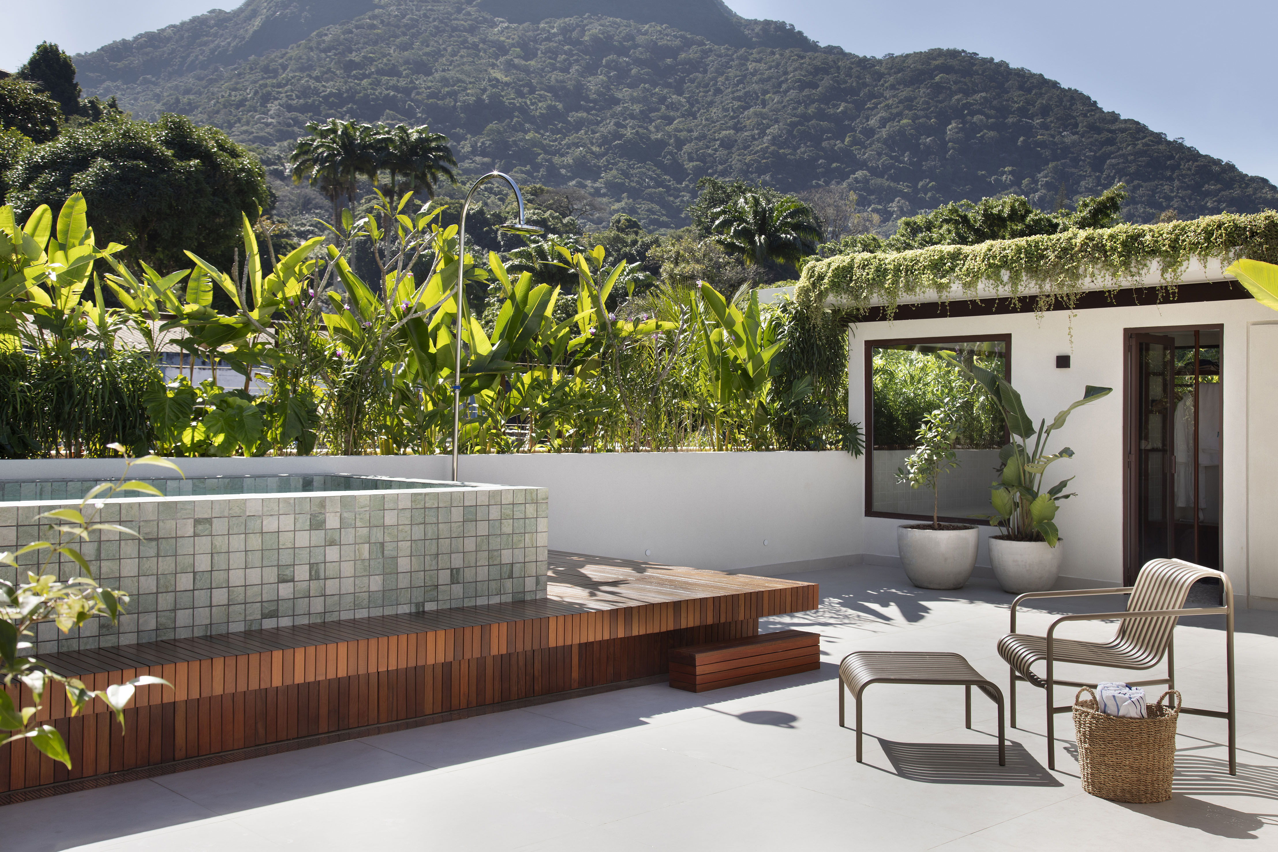 No Rio, Horto Girassol cria paisagismo que floresce o ano todo. Na foto, terraço com piscina e paisagismo.