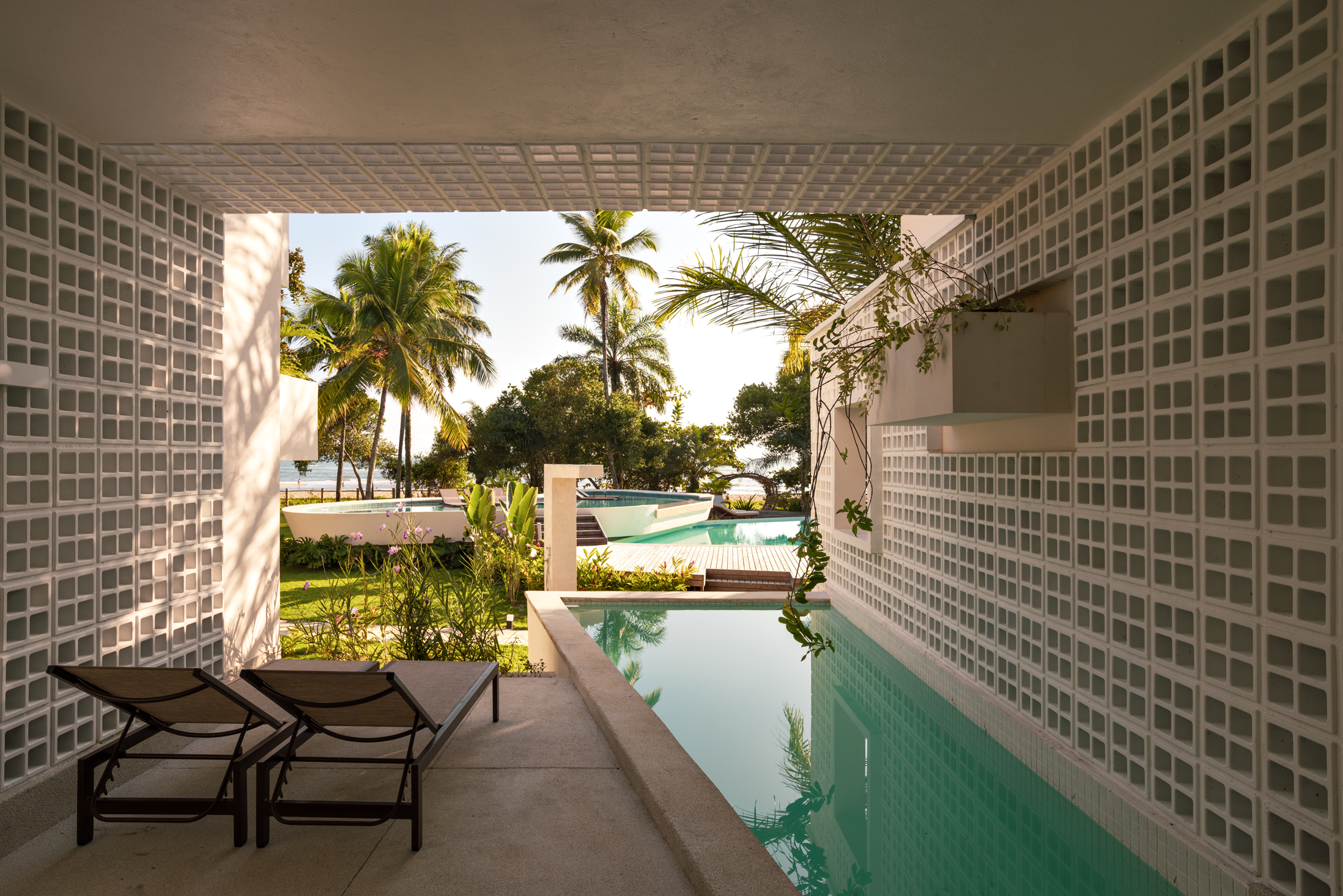 Pousada na Bahia possui 20 tipos diferentes de varandas privativas. Projeto de FGMF. Na foto, varanda com fachada de cobogós e piscina.