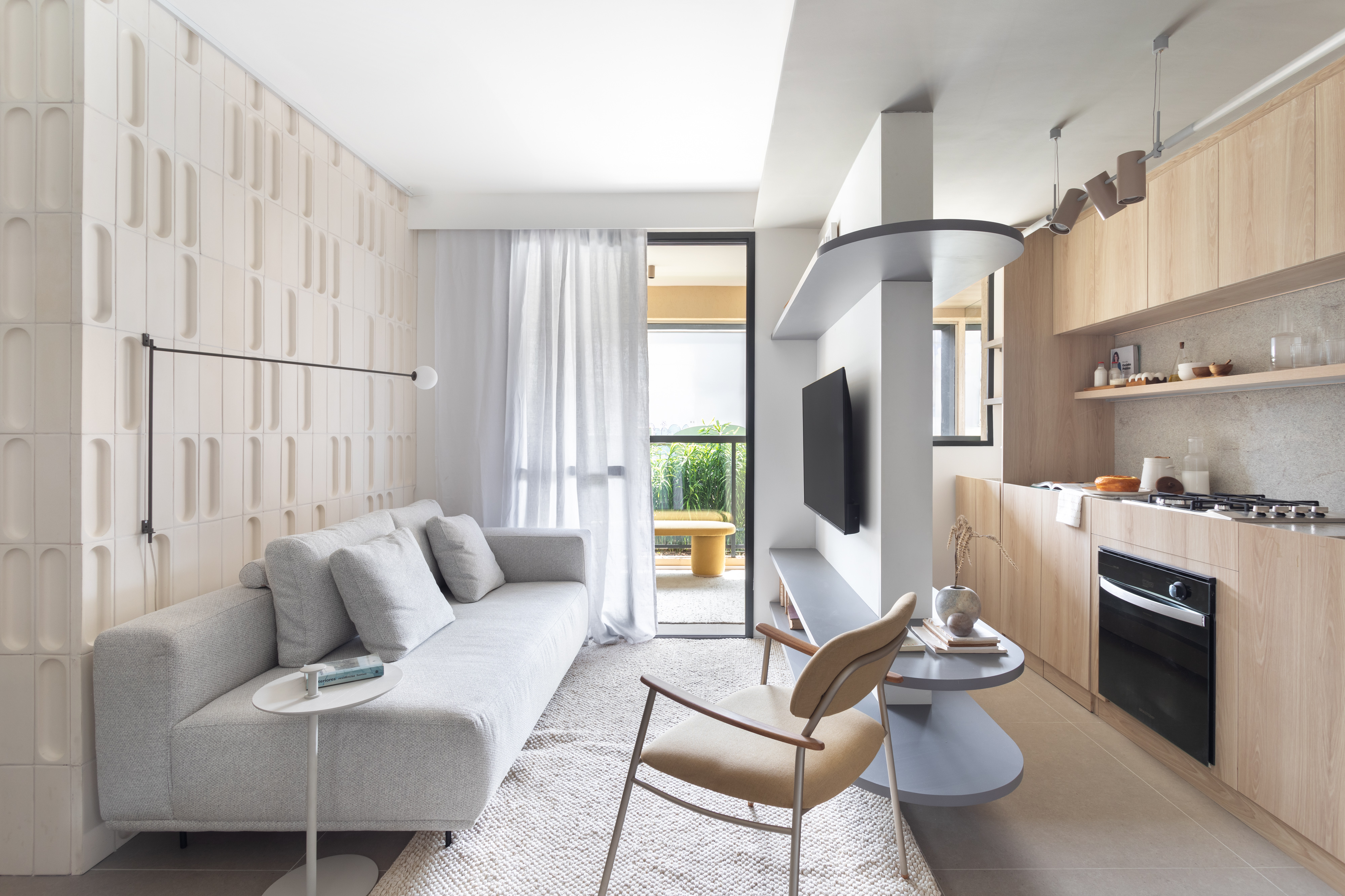 Sem derrubar paredes, apê de 55 m² ganha layout integrado e funcional. Projeto de Leandro Neves. Na foto, sala com cozinha integrada e parede 3D.