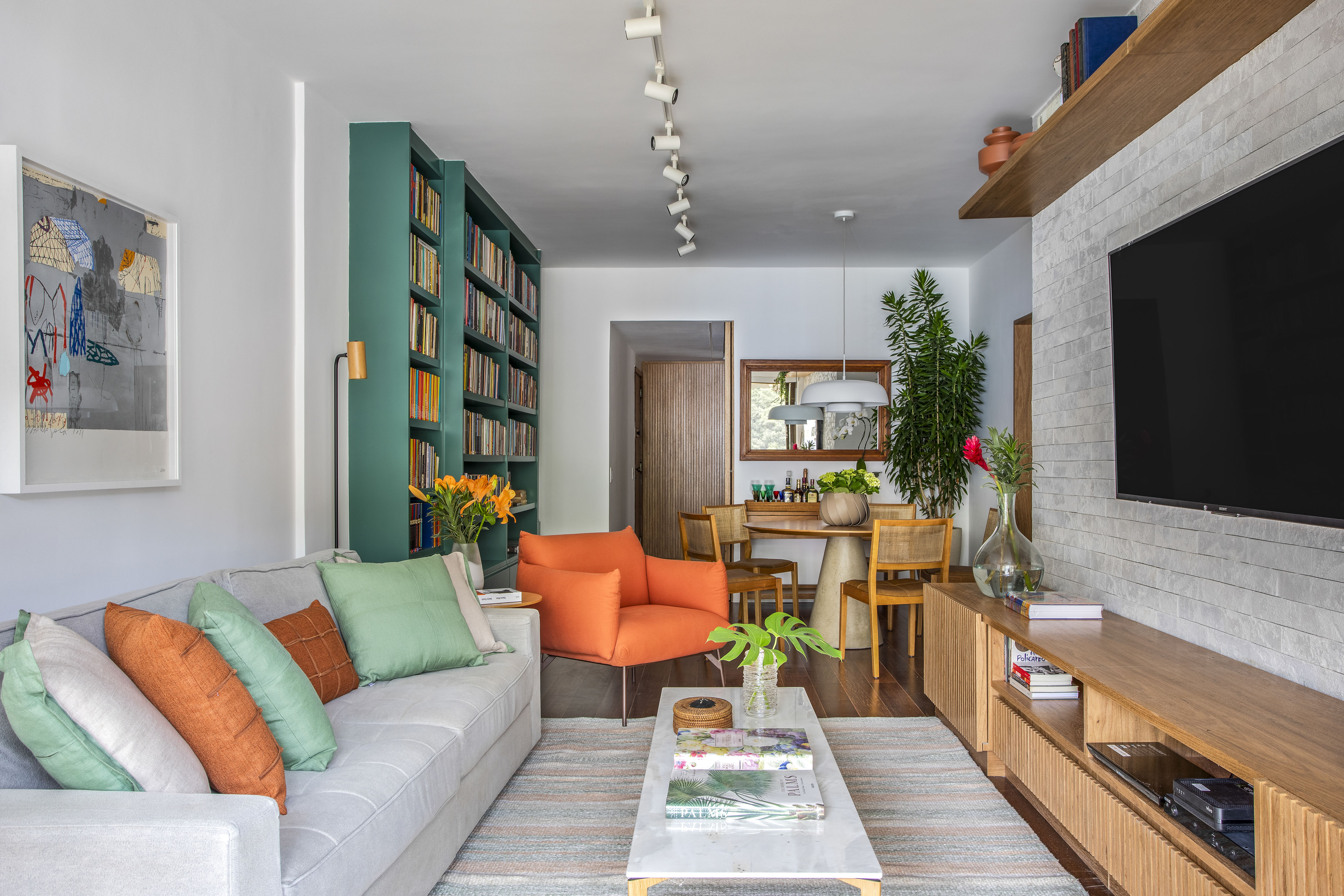 Estante verde é a protagonista de apartamento com cara de casa. Projeto de Carmen Zaccaro. Na foto, canto de leitura com estante verde.