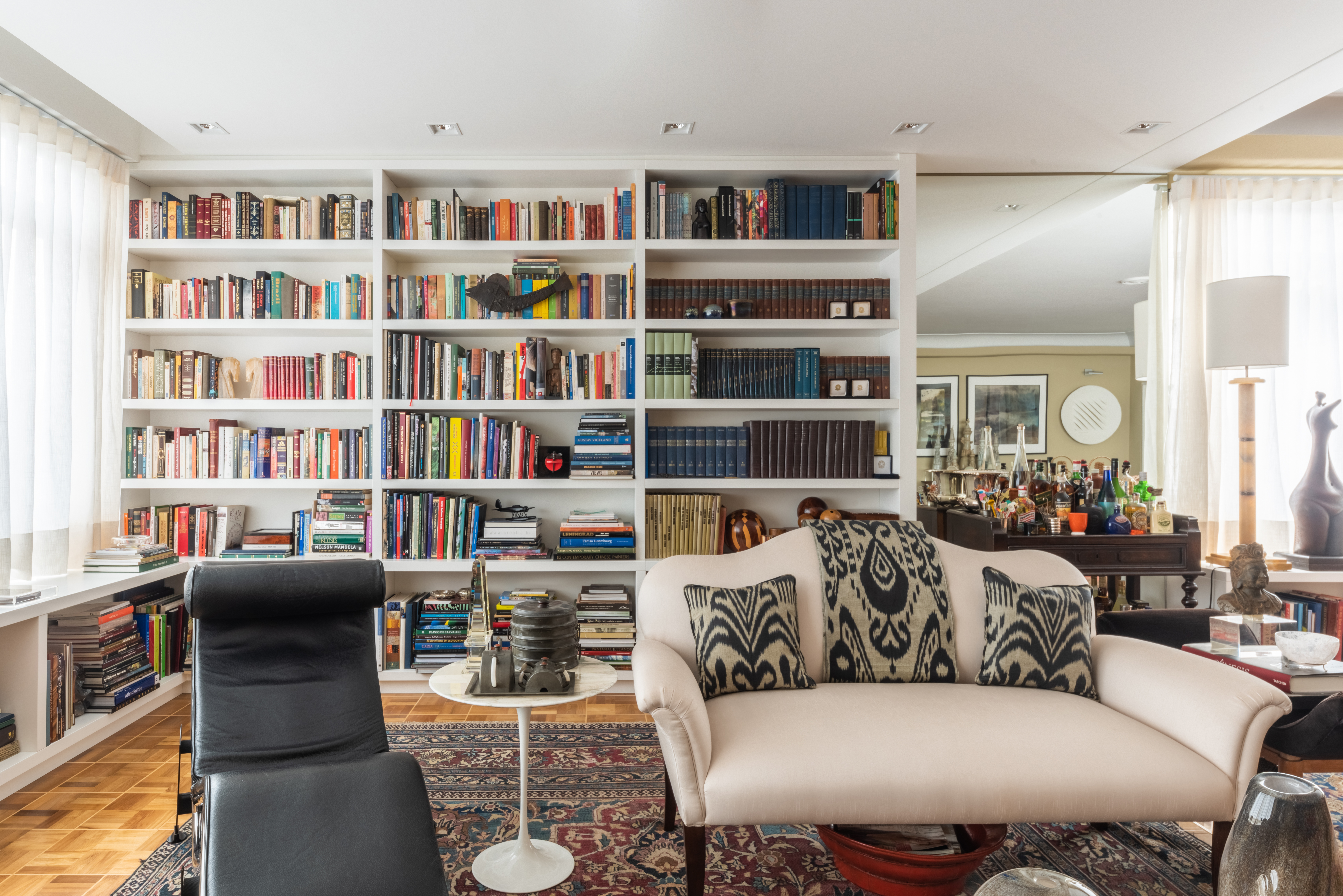 Sala de estar de apartamento que é projeto do BMA Studio