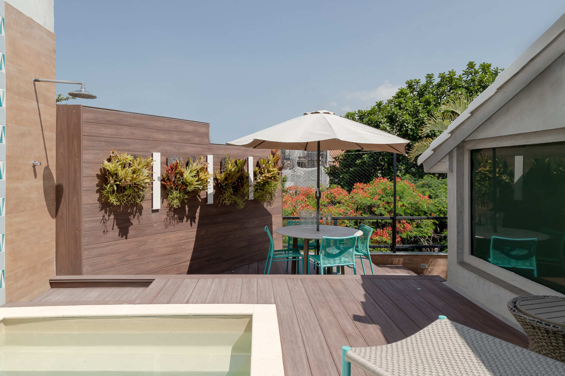 Após diversas reformas, piscina se torna a estrela de apê de 500 m². Projeto de Ana Cano. Na foto, piscina e parede de azulejos.