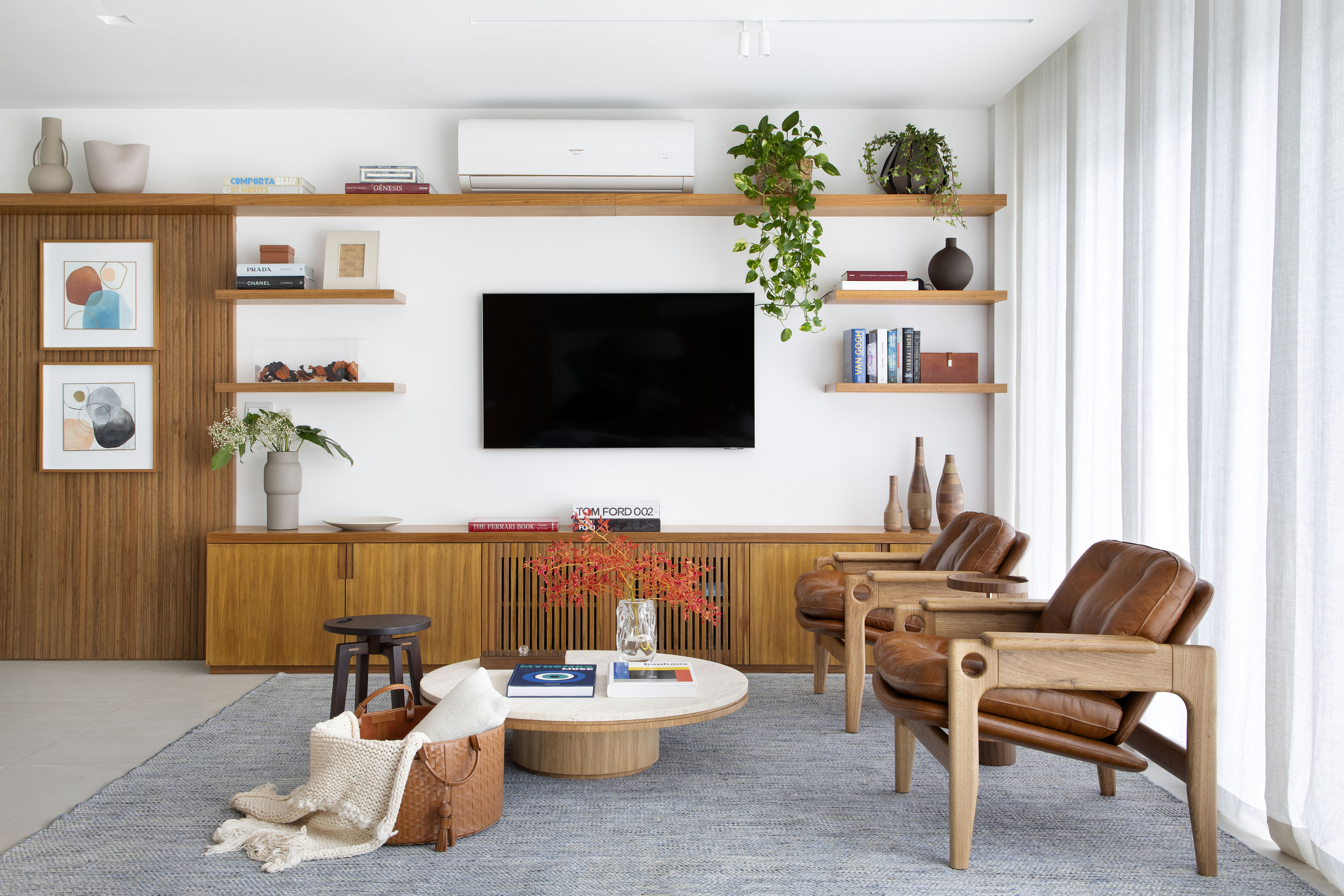 Minimalismo japonês inspira décor de cobertura no Rio de Janeiro. Projeto de Carmen Zaccaro. Na foto, home theater com tapete e poltronas.