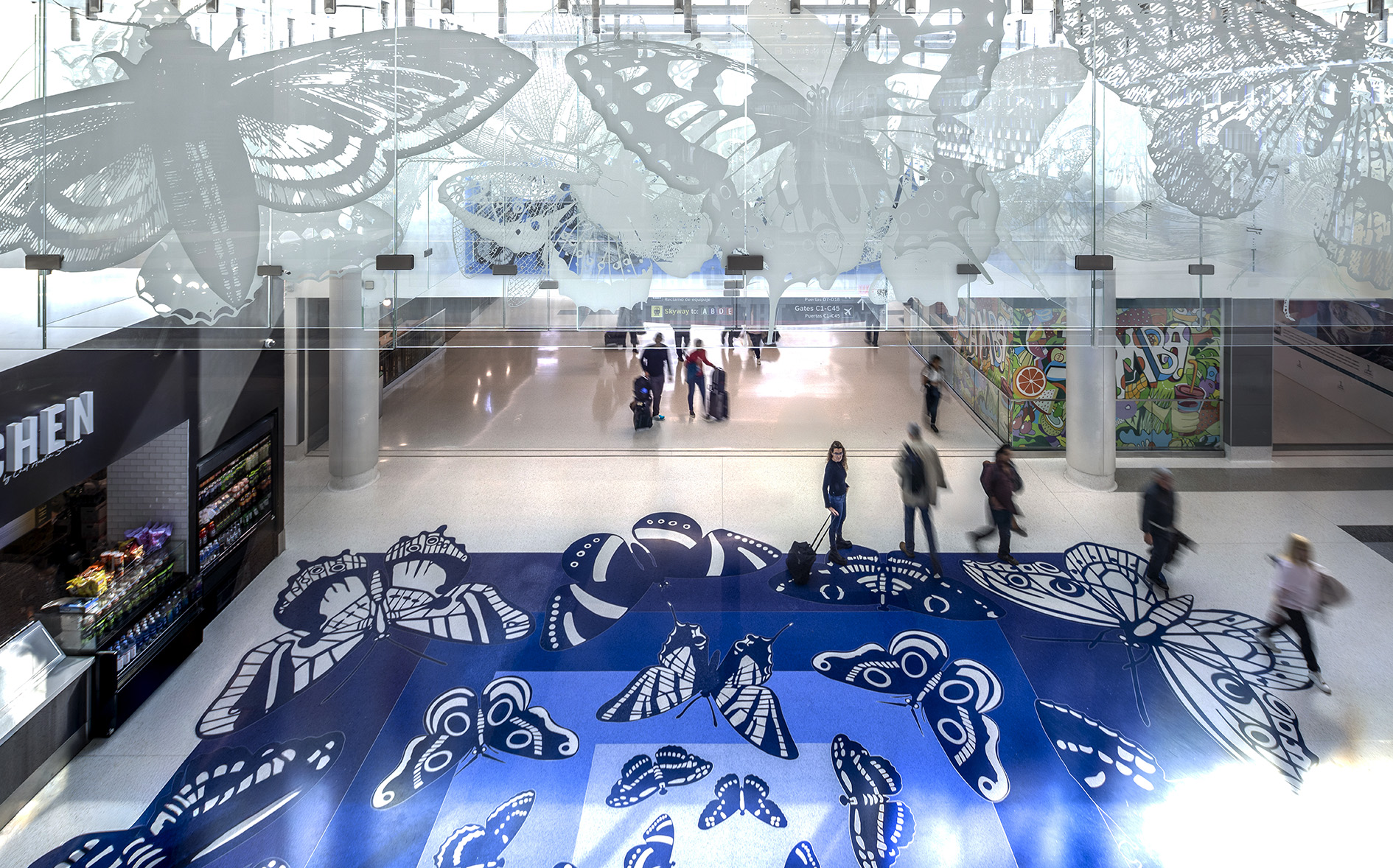 Regina Silveira inaugura obra em novo terminal no Aeroporto de Houston-EUA