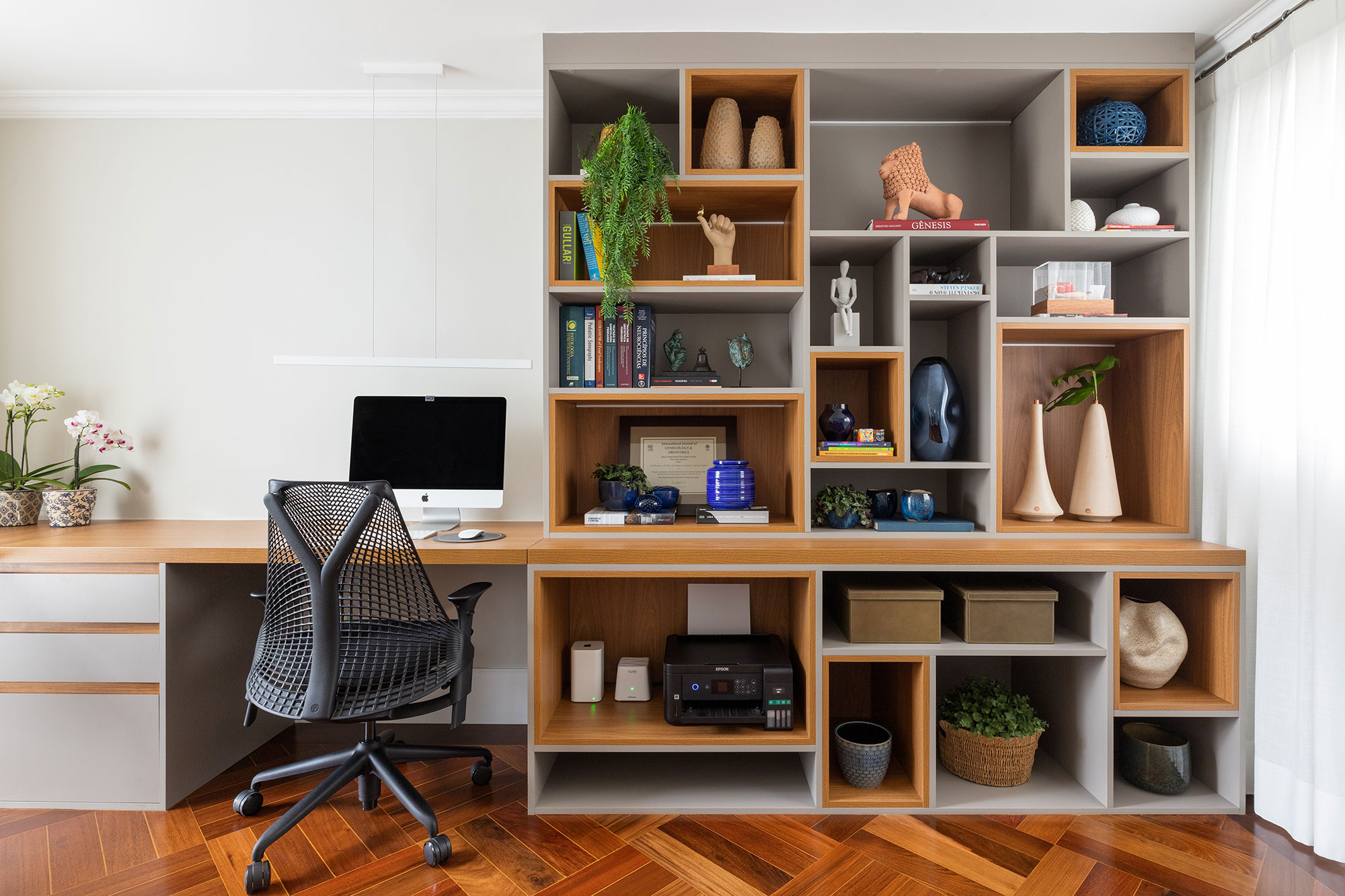 Retrofit moderniza casa no bairro histórico do Pacaembu, em São Paulo. Projeto de Daniela Funari. Na foto, home office com duas estações de trabalho.