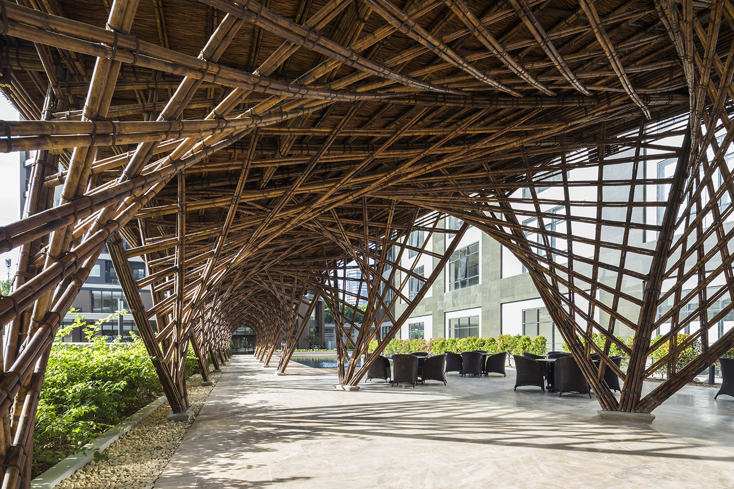Pavilhão de bambu Vinata, em Hanói, Vietnã. Projeto do escritório VTN Architects.