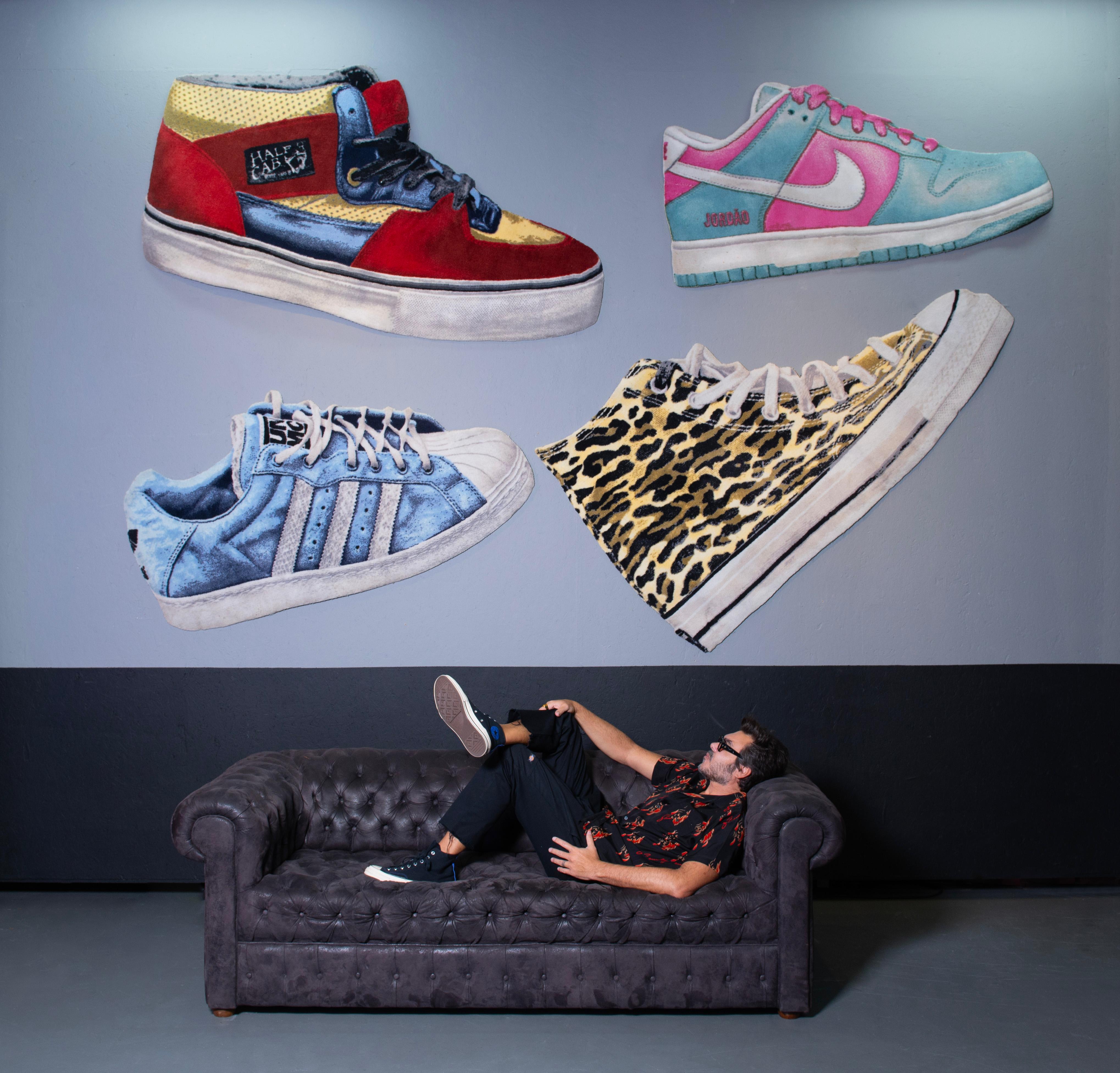 Alê Jordão leva neon e tapeçaria de sneakers ao FuoriSalone 2025