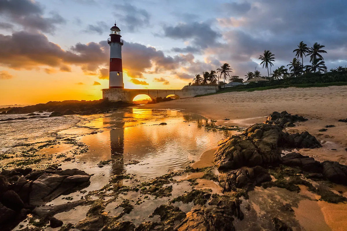 Como diz a música, 'Passar uma tarde em Itapuã' é vivenciar a serenidade do lugar, onde o pôr do sol se transforma em um espetáculo que encanta a todos que têm o privilégio de visitá-la.