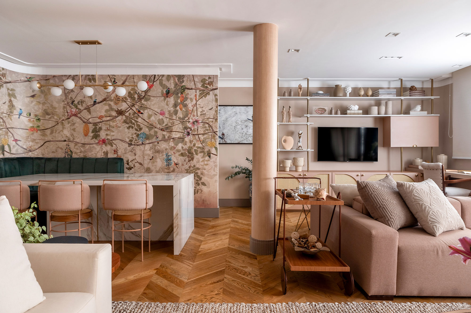 Apartamento une estilos eclético e romântico com toque vintage. Projeto de Larissa Perna. Na foto, sala de jantar com canto alemão verde e papel de parede florido.