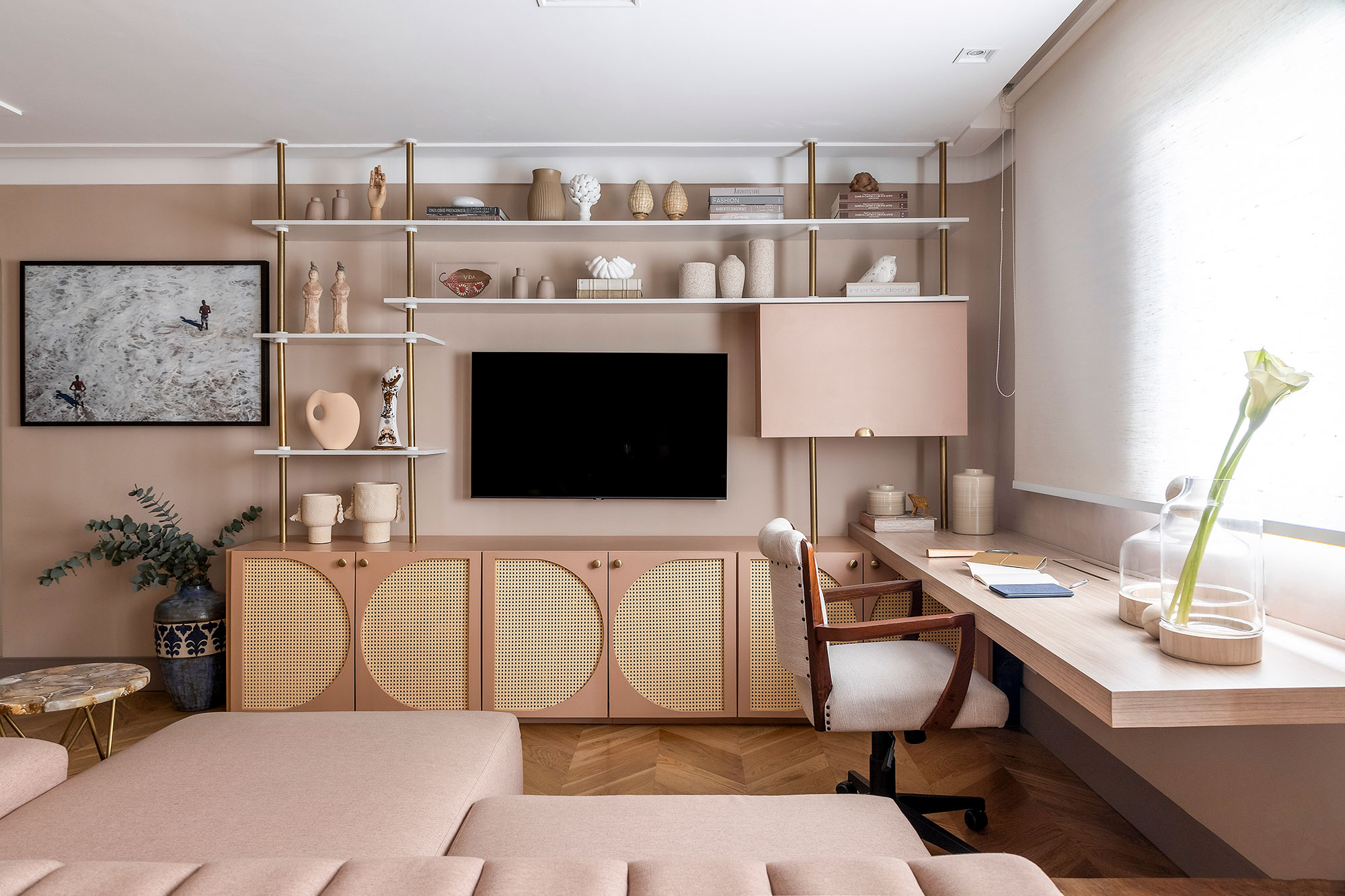 Apartamento une estilos eclético e romântico com toque vintage. Projeto de Larissa Perna. Na foto, sala com sofá rosa e home office.