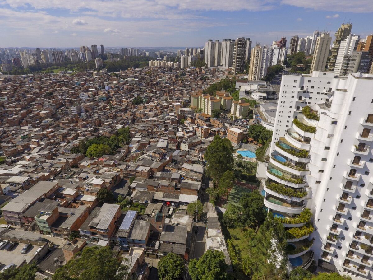 O crescimento urbano sem planejamento reforça a segregação, empurrando populações de baixa renda para áreas com menos infraestrutura, enquanto empreendimentos de luxo ocupam espaços privilegiados.