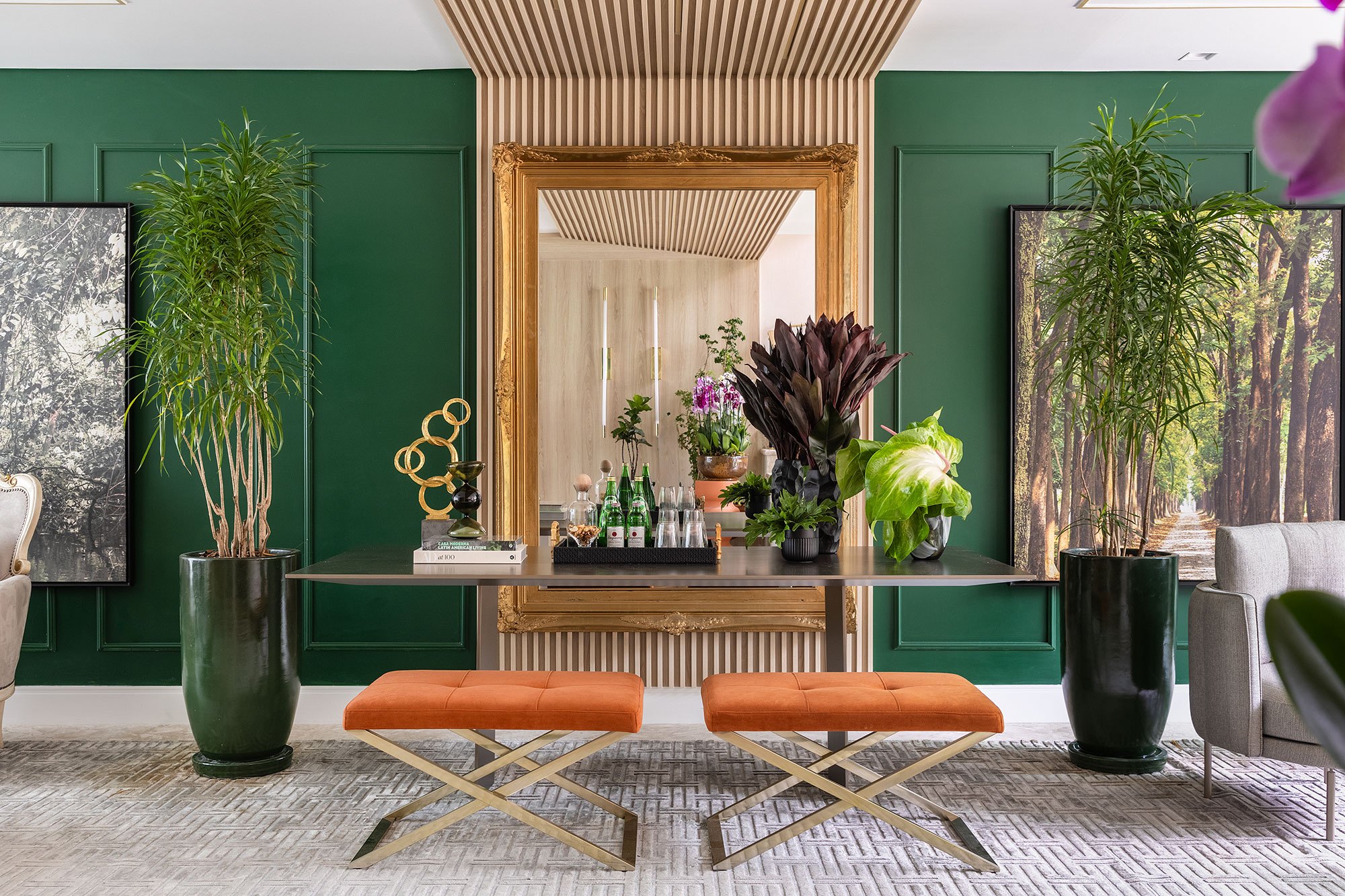 Integrada ao jardim, casa de 500 m² em São Paulo é repleta de verde. Projeto de Tetriz Arquitetura. Na foto, sala com parede verde e plantas.