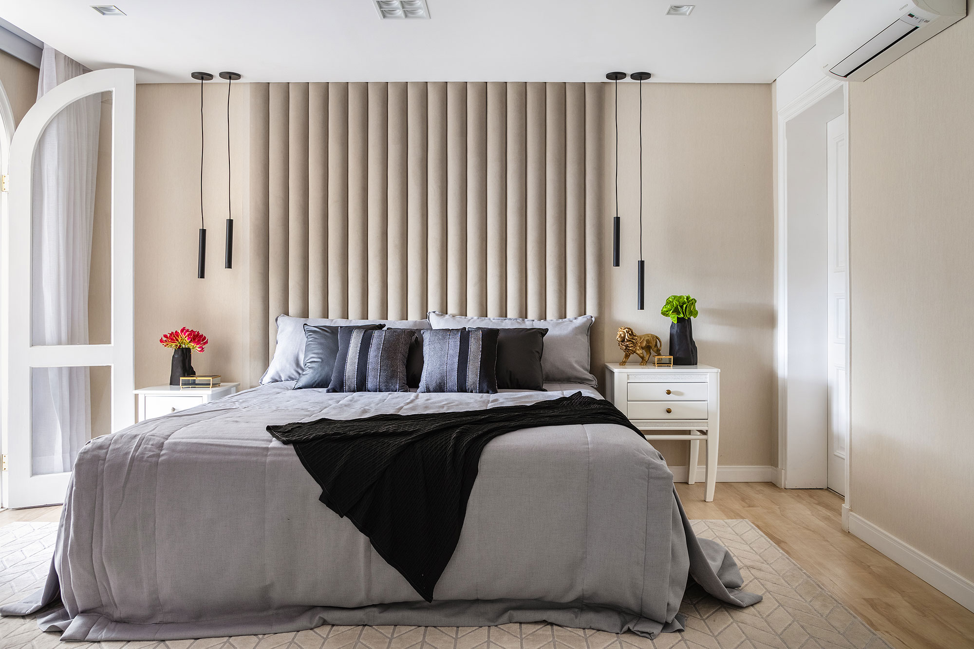Integrada ao jardim, casa de 500 m² em São Paulo é repleta de verde. Projeto de Tetriz Arquitetura. Na foto, quarto de casal com cabeceira 3D e tapete.