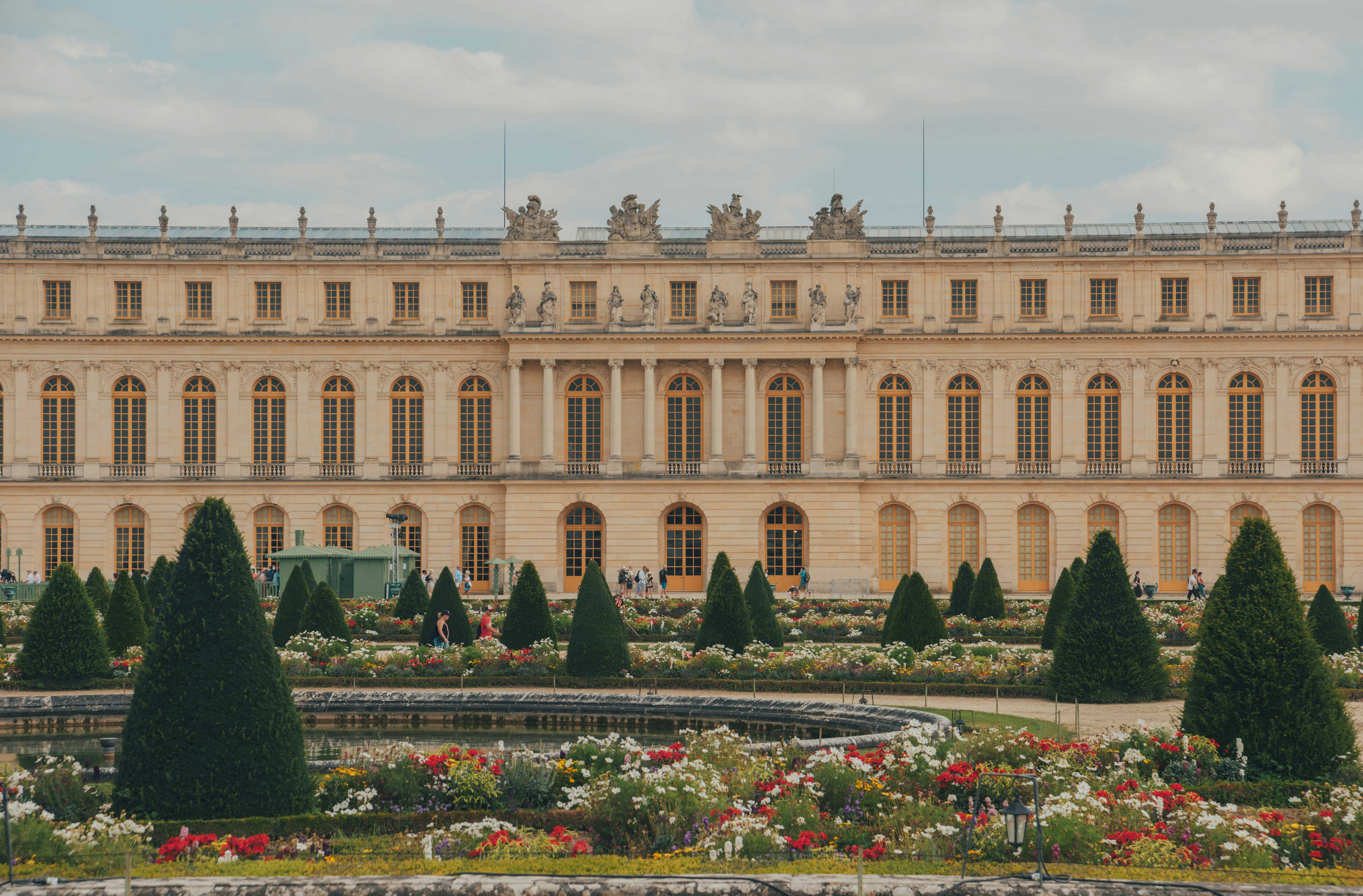Projetado no estilo barroco, o Palácio de Versalhes combina simetria, ornamentação detalhada e luxo em cada um de seus espaços suntuosos.