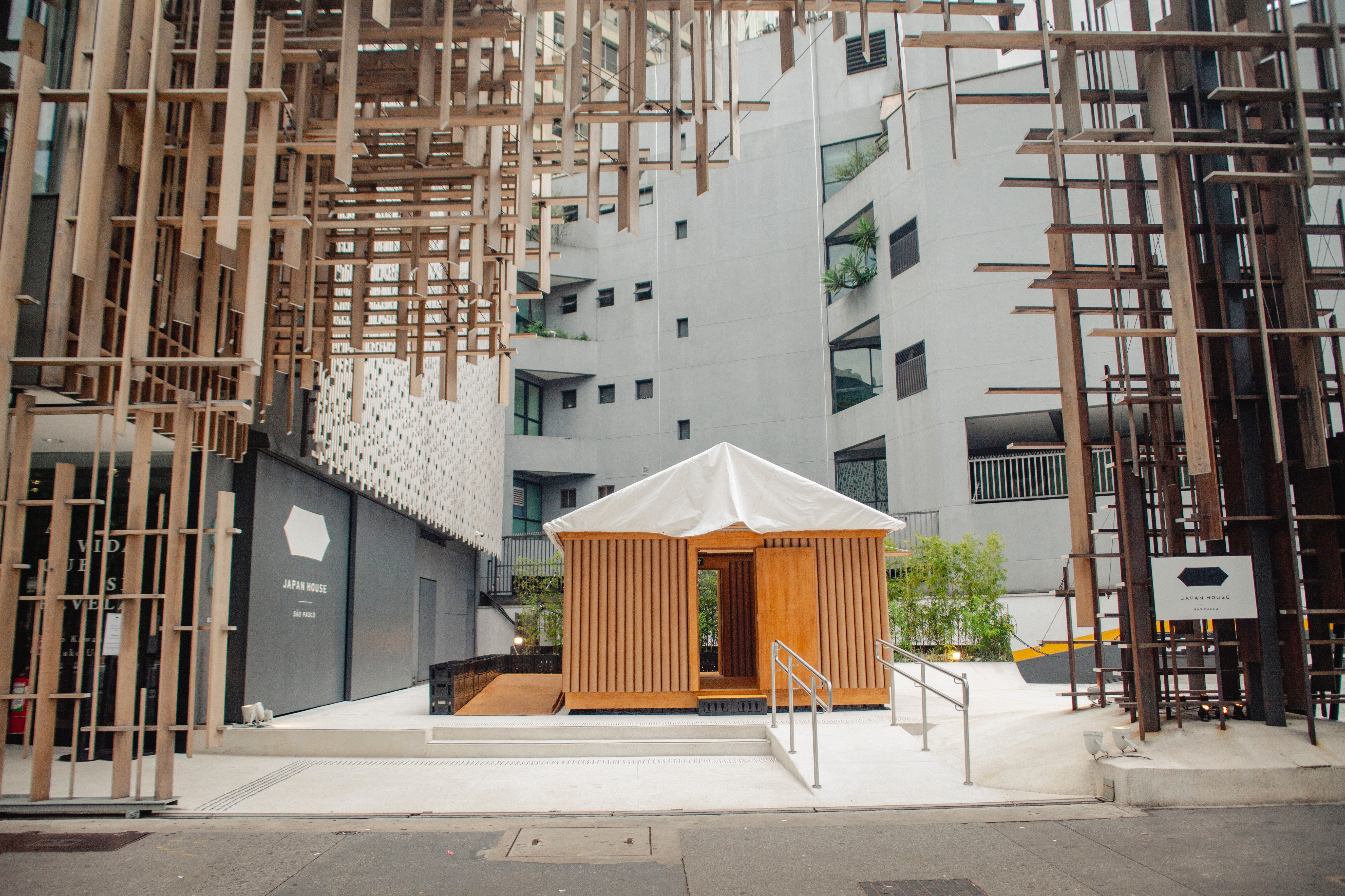 Japan House exibe casa feita de papelão projetada por Shigeru Ban