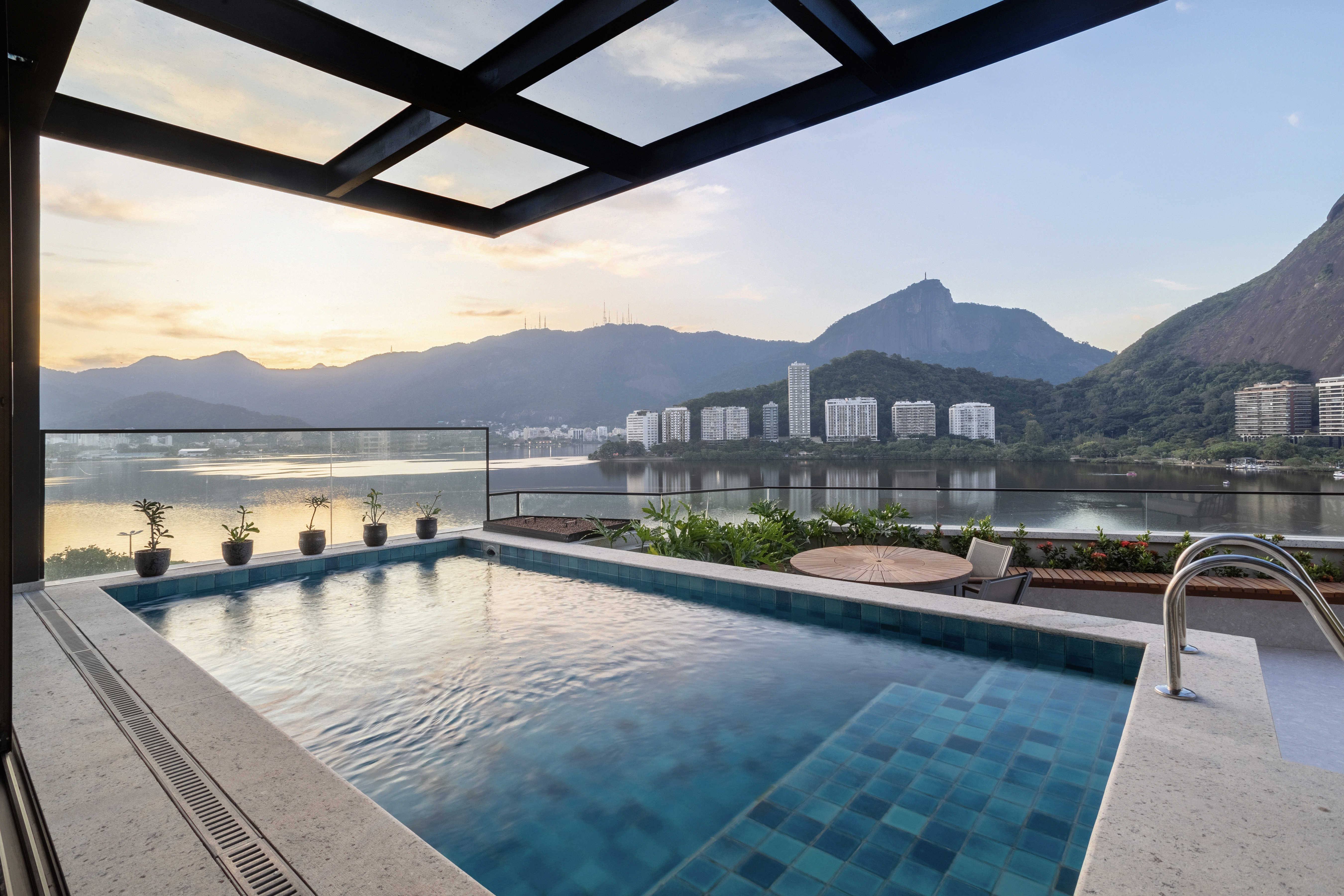 Piscina parece extensão da Lagoa neste projeto carioca. Projeto de Rodrigo Barbosa. Na foto, piscina com vista para a lagoa.