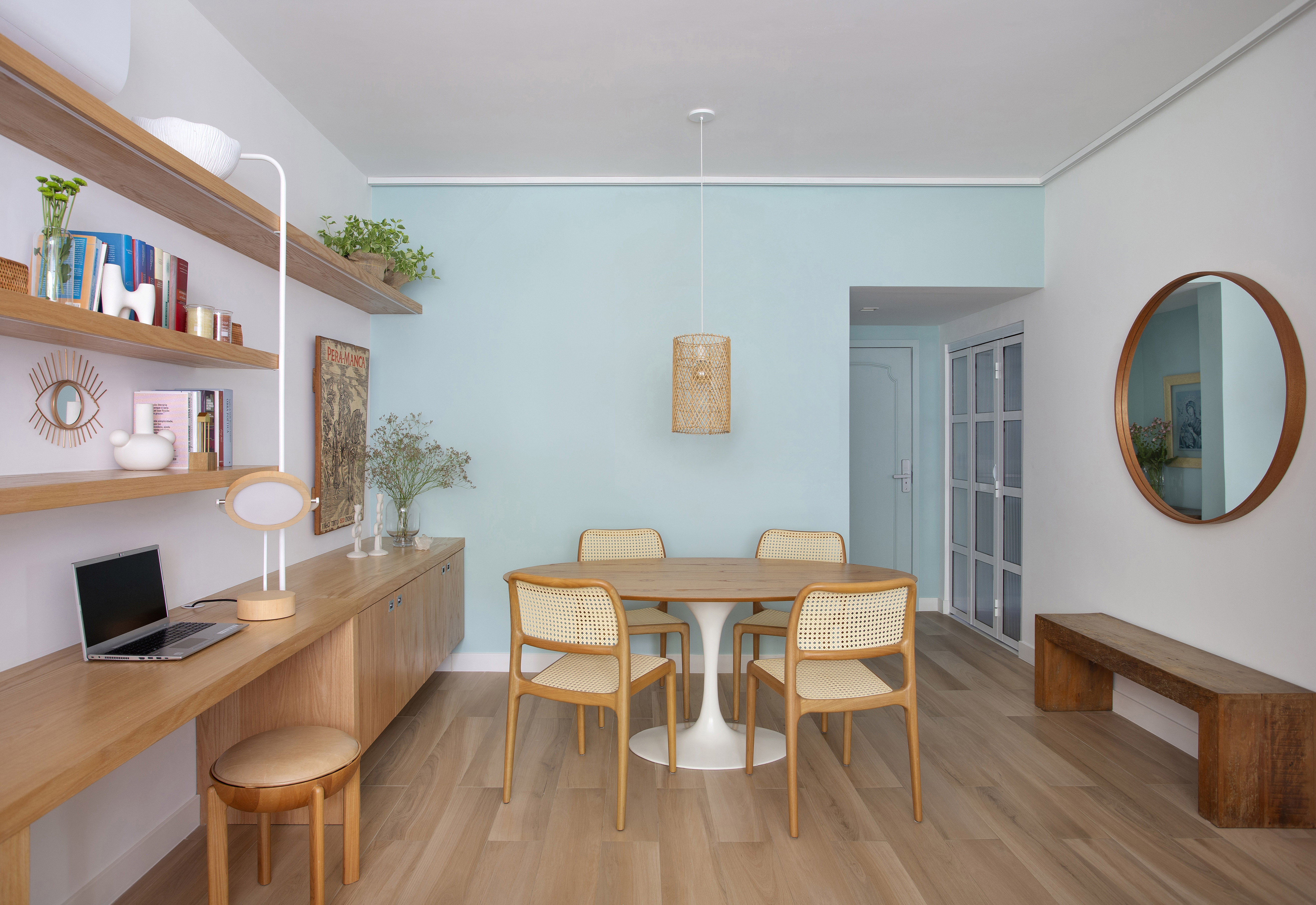 Atmosfera leve e relaxante marca o décor deste apê carioca de 90 m². Projeto de Ricardo Melo e Rodrigo Passos, Na foto, sala de jantar com mesa oval e parede azul.