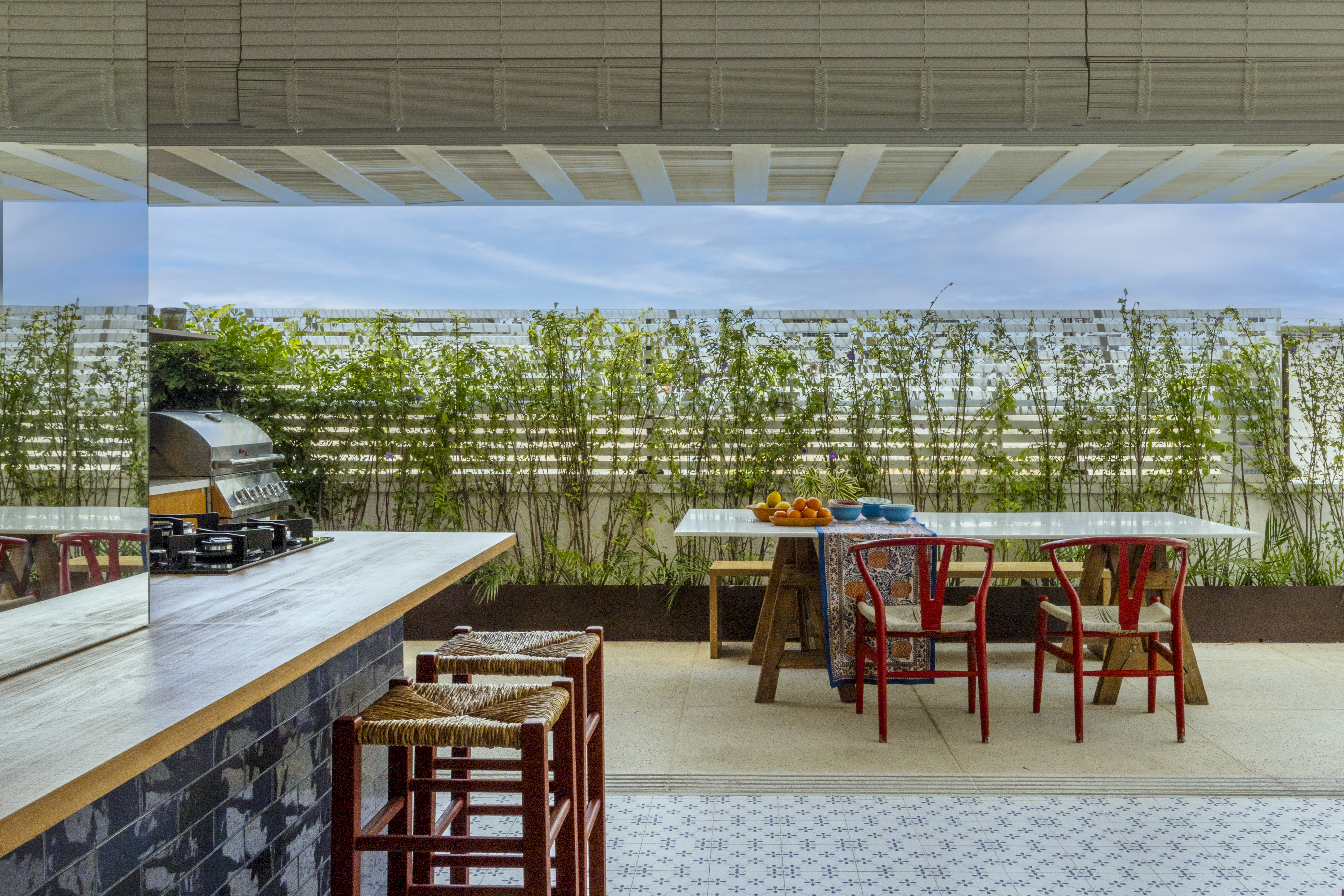Terraço de 100 m² em cobertura carioca ganha paisagismo tropical. Projeto de paisagismo de Anna Luiza Rothier. Na foto, terraço com churrasqueira e jardim.