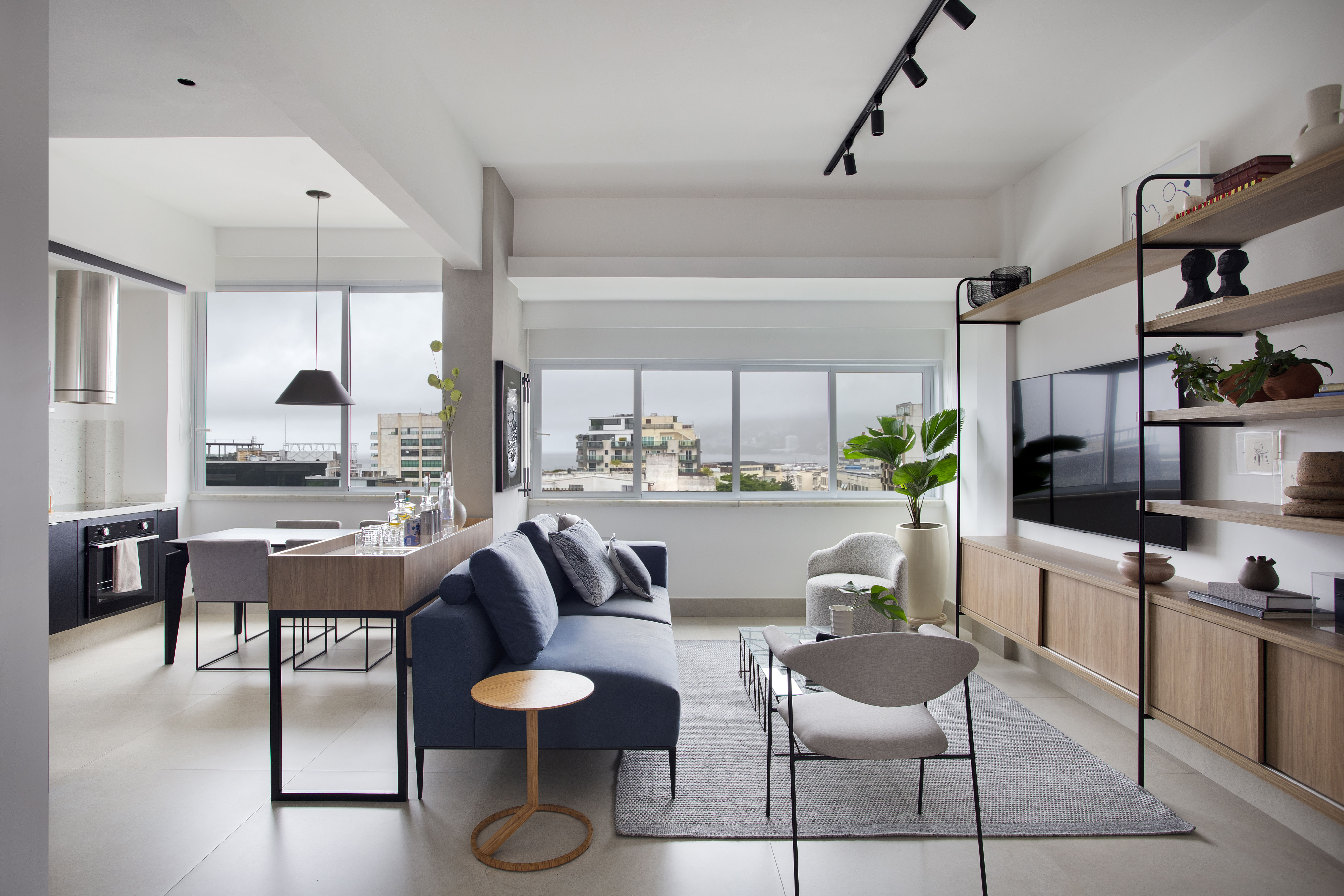 Apê de 70 m² é masculino, moderno, claro e de fácil manutenção. Projeto de Ricardo Melo e Rodrigo Passos. Na foto, sala com estante de serralheria com vasos.